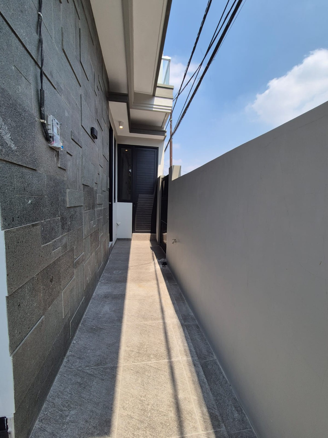 Rumah BARU HOOK SIAP HUNI FRESH Modern minimalis Nginden Intan Timur, Surabaya Timur