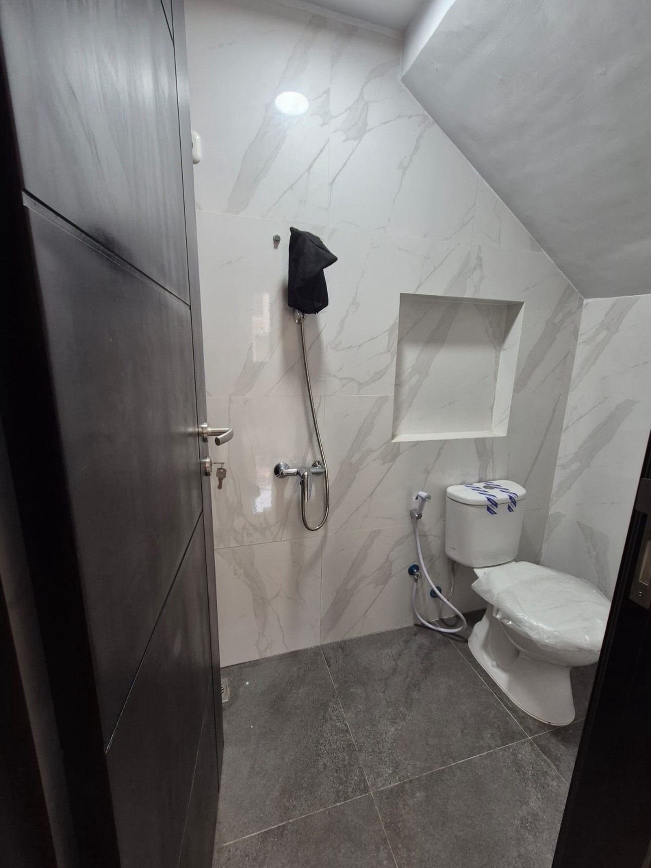 Rumah BARU HOOK SIAP HUNI FRESH Modern minimalis Nginden Intan Timur, Surabaya Timur