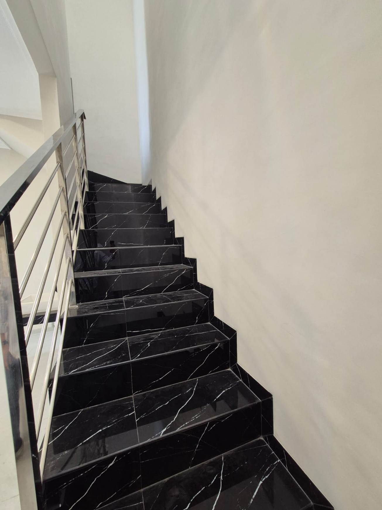 Rumah BARU HOOK SIAP HUNI FRESH Modern minimalis Nginden Intan Timur, Surabaya Timur