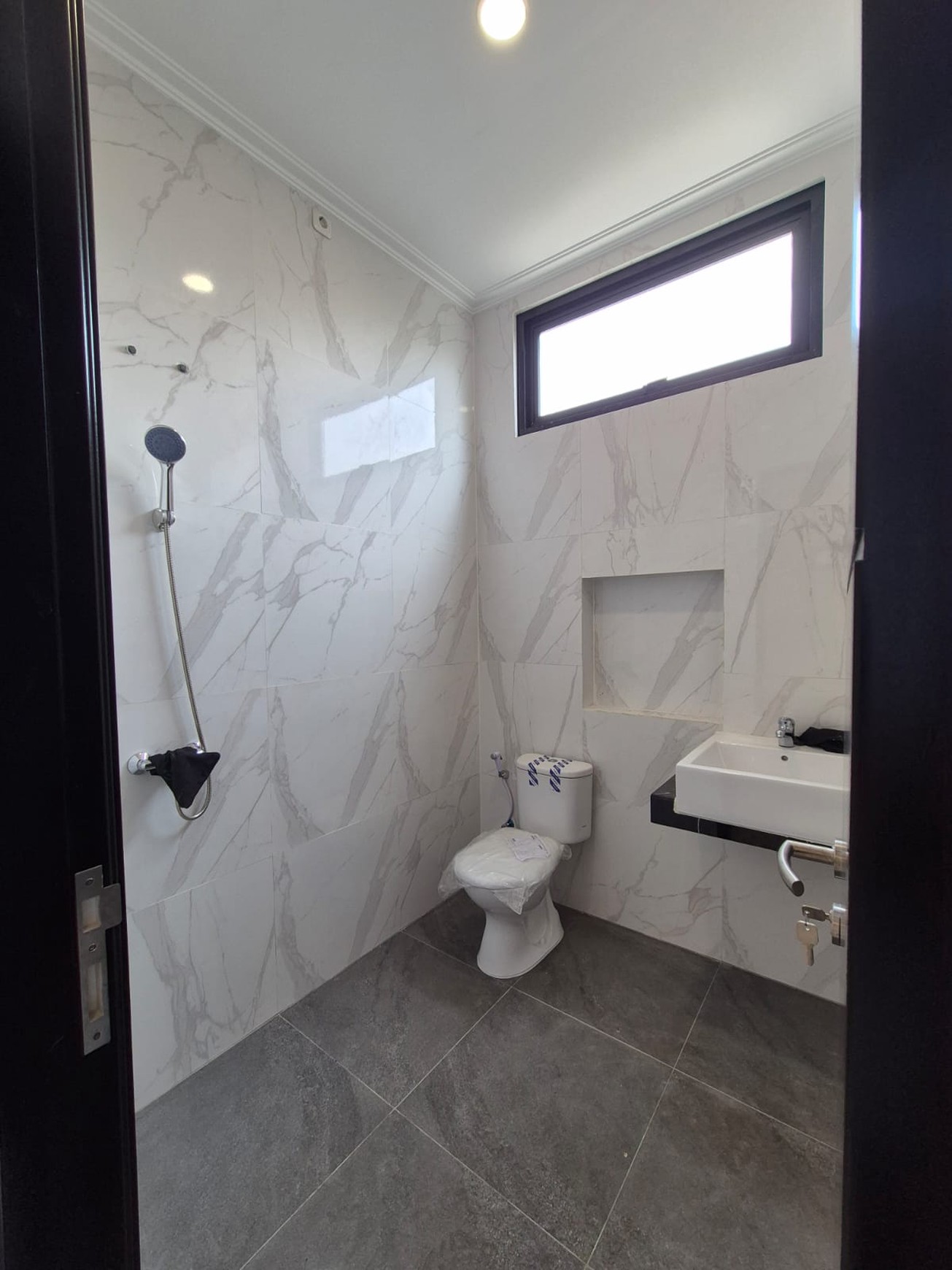 Rumah BARU HOOK SIAP HUNI FRESH Modern minimalis Nginden Intan Timur, Surabaya Timur