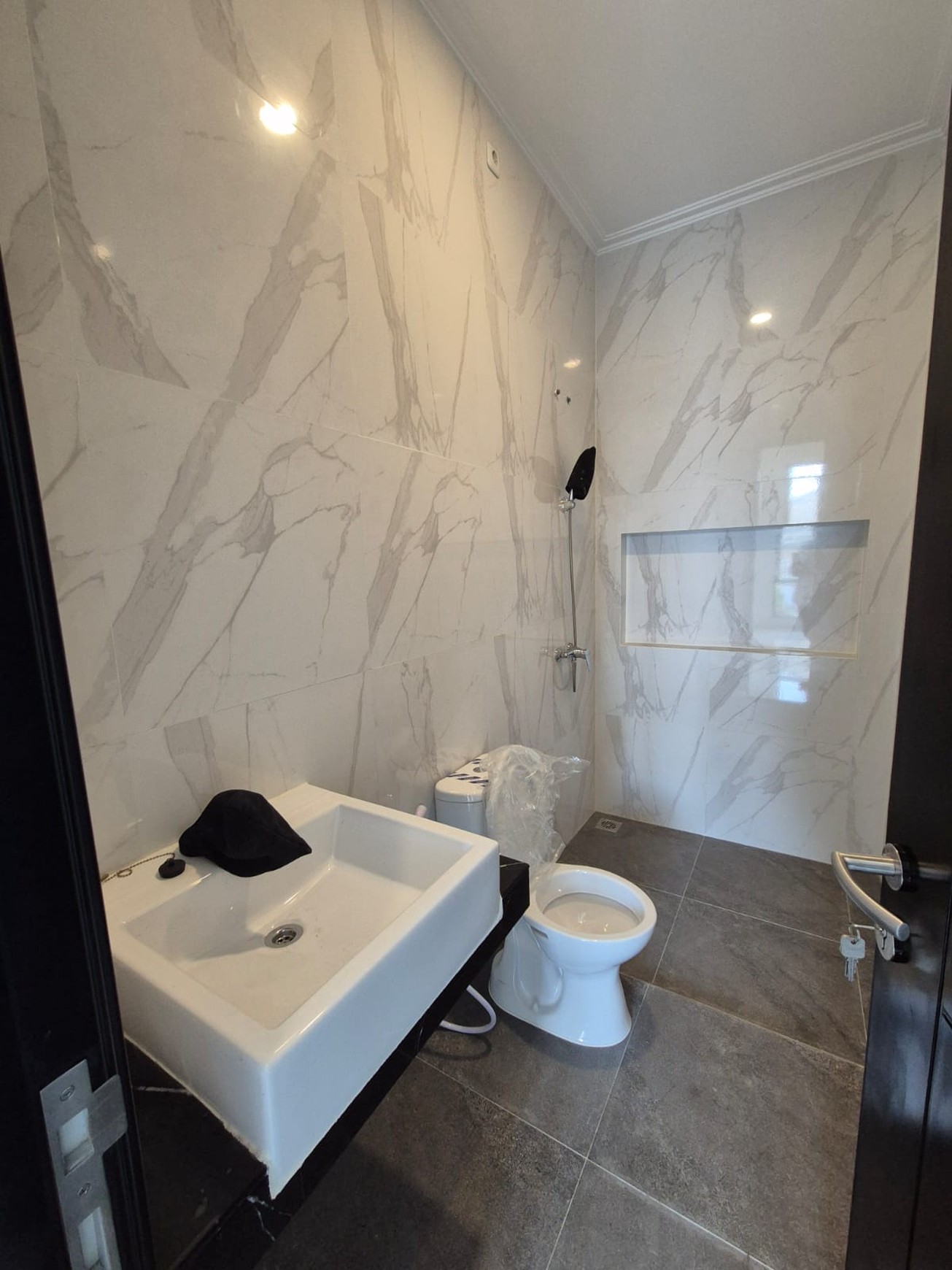 Rumah BARU HOOK SIAP HUNI FRESH Modern minimalis Nginden Intan Timur, Surabaya Timur