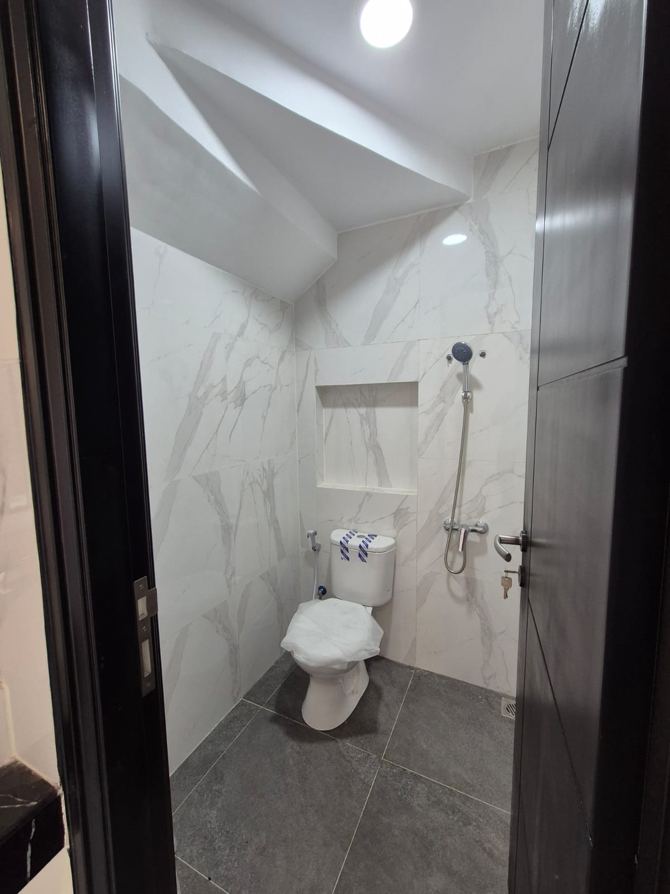 Rumah BARU SIAP HUNI FRESH Modern minimalis Nginden Intan Timur, Surabaya Timur