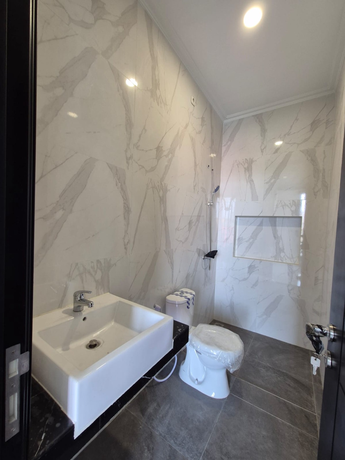 Rumah BARU SIAP HUNI FRESH Modern minimalis Nginden Intan Timur, Surabaya Timur