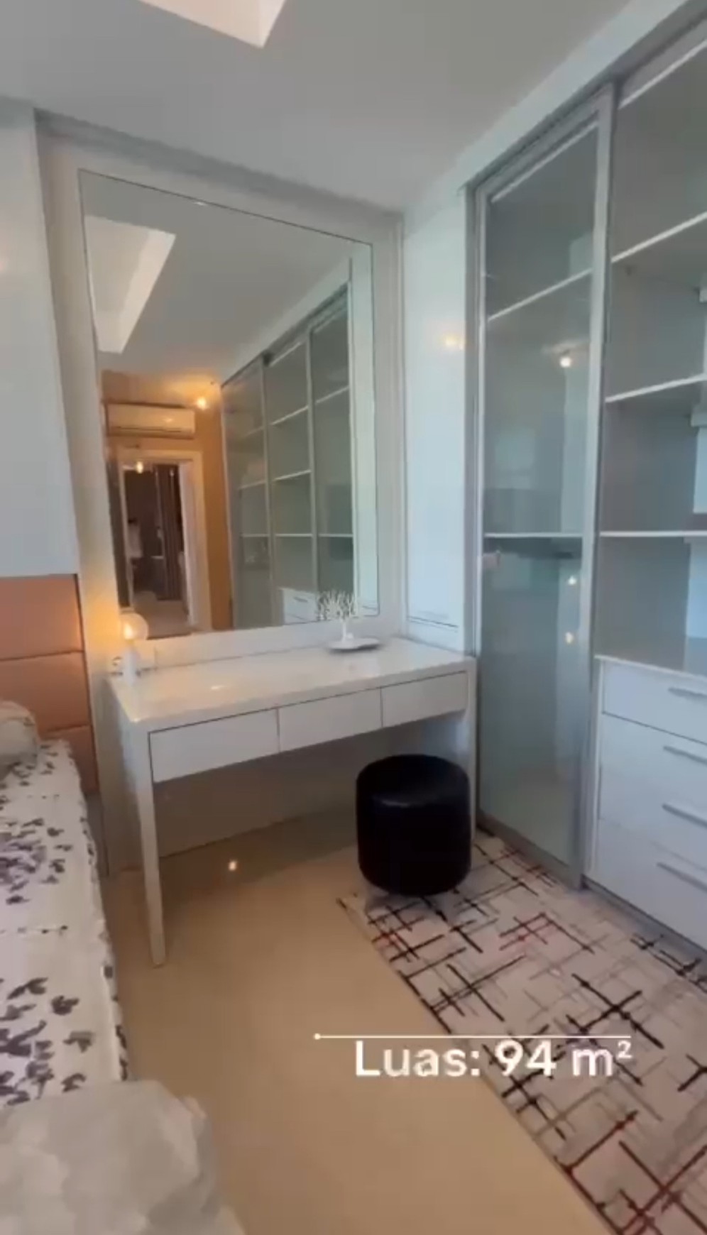 MURAH Disewakan Apartemen Voila Ciputra World Tipe 2 Bedroom Full Furnished Modern Mewah Spesial Private Balkony - Akses Mall Ciputra World Surabaya