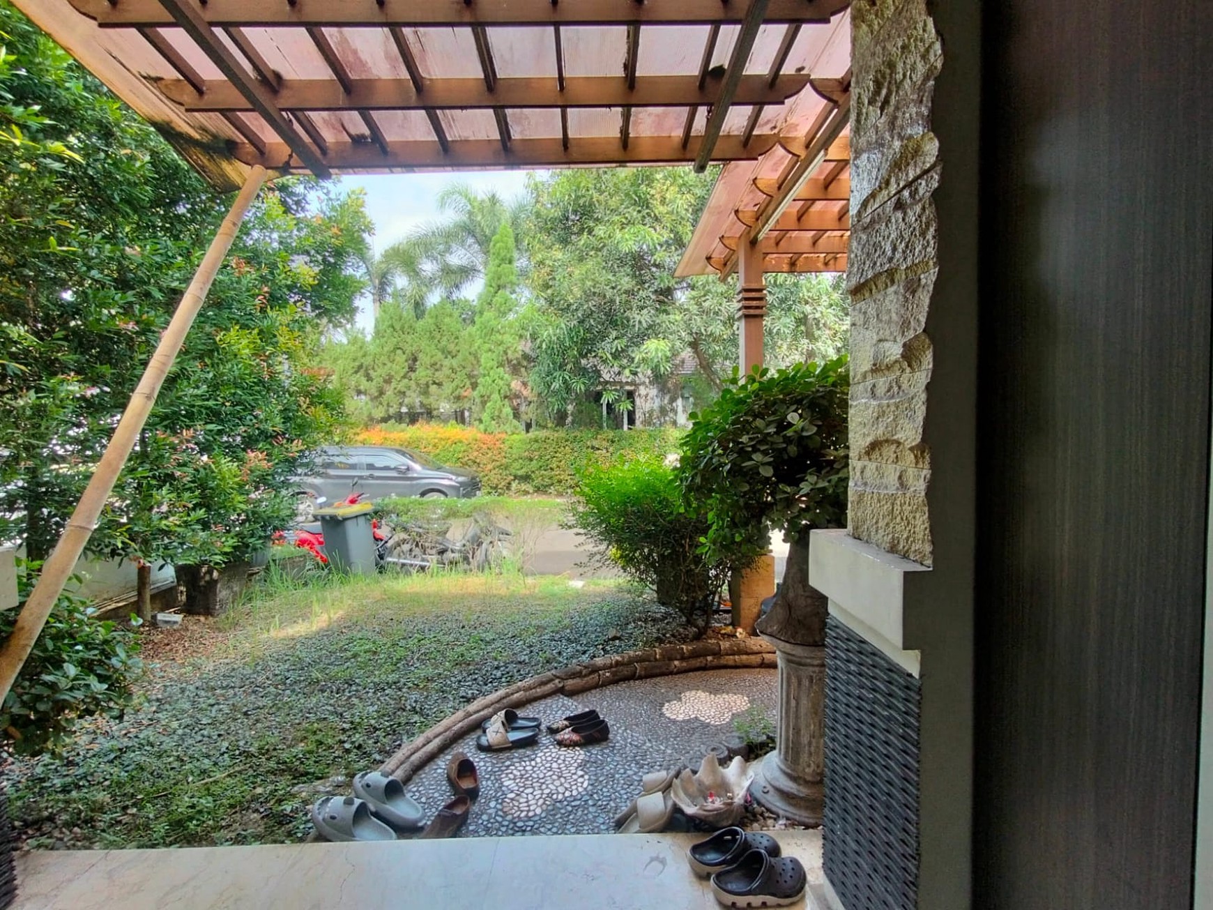 Rumah Dijual di Grand Wisata - Dalam Cluster, 2,5 Lantai, Full Interior & Roof Top