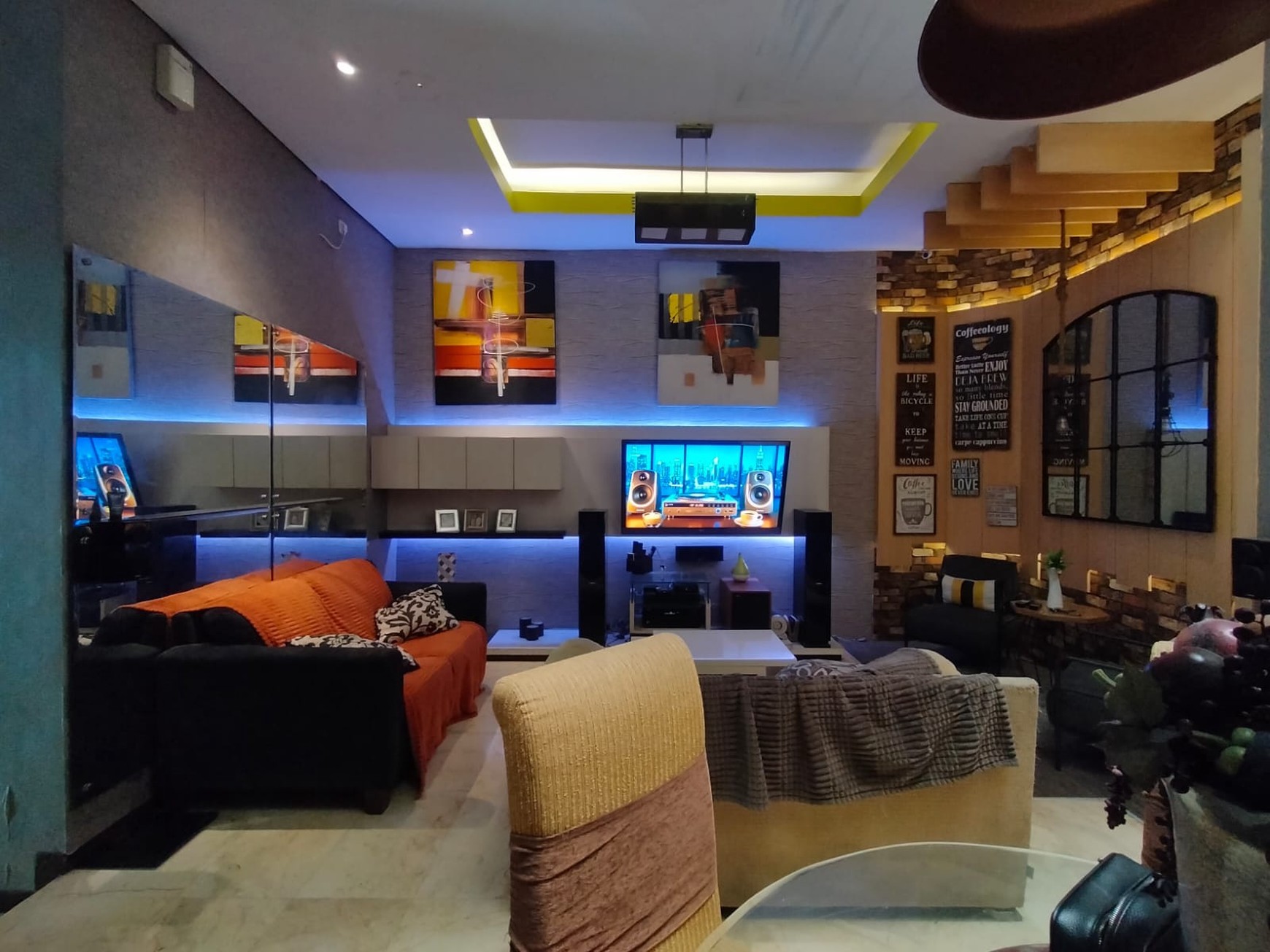 Rumah Dijual di Grand Wisata - Dalam Cluster, 2,5 Lantai, Full Interior & Roof Top