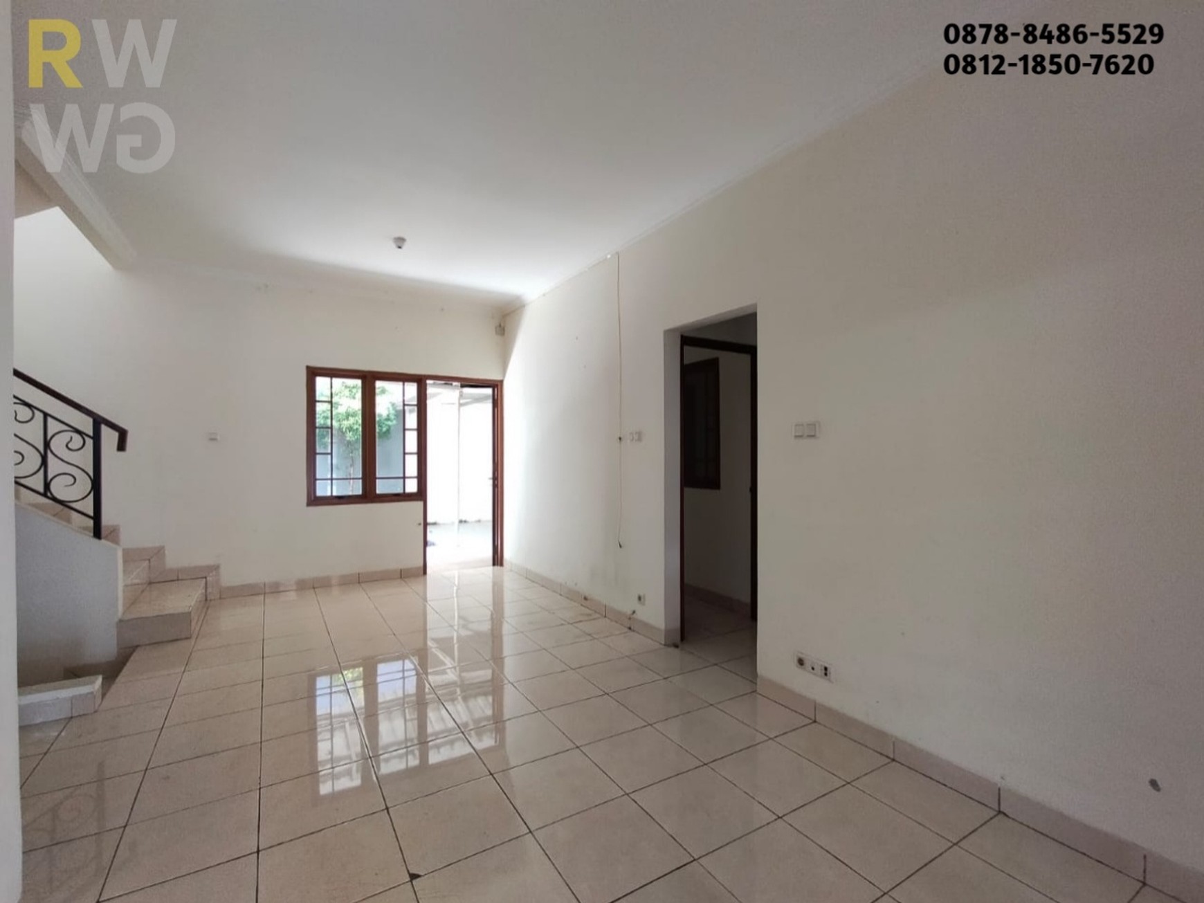 Disewakan Rumah 2 Lantai di Grand Wisata Cluster Water Garden - Luas, Aman, dan Strategis