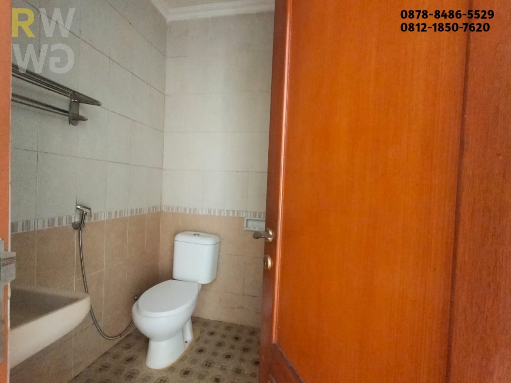 Disewakan Rumah 2 Lantai di Grand Wisata Cluster Water Garden - Luas, Aman, dan Strategis