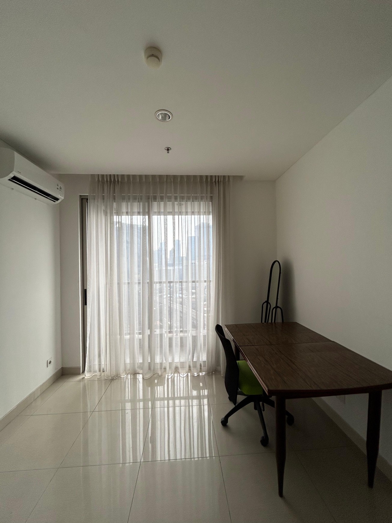 Dijual Apartemen Newton 1 - 2BR Hook Unit, Lantai 25