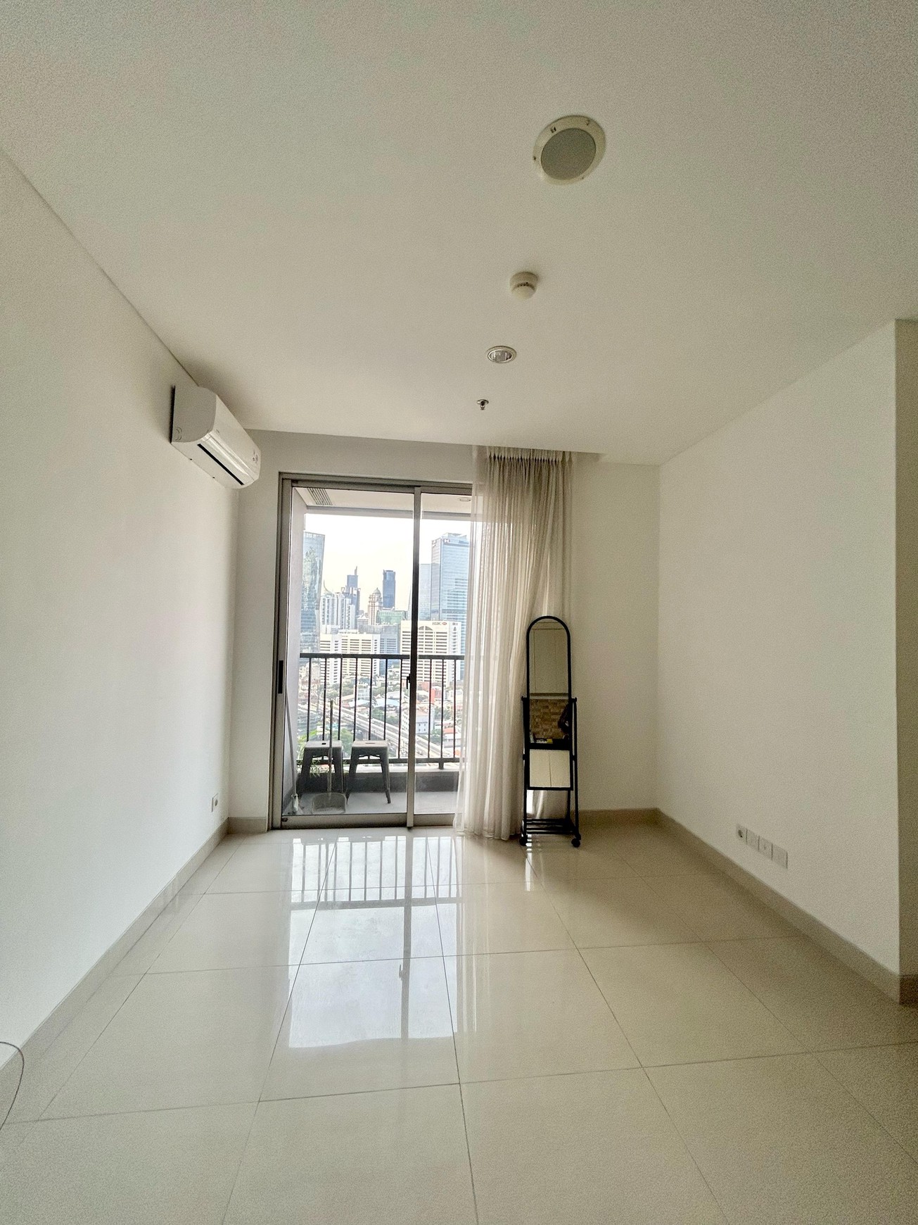 Dijual Apartemen Newton 1 - 2BR Hook Unit, Lantai 25