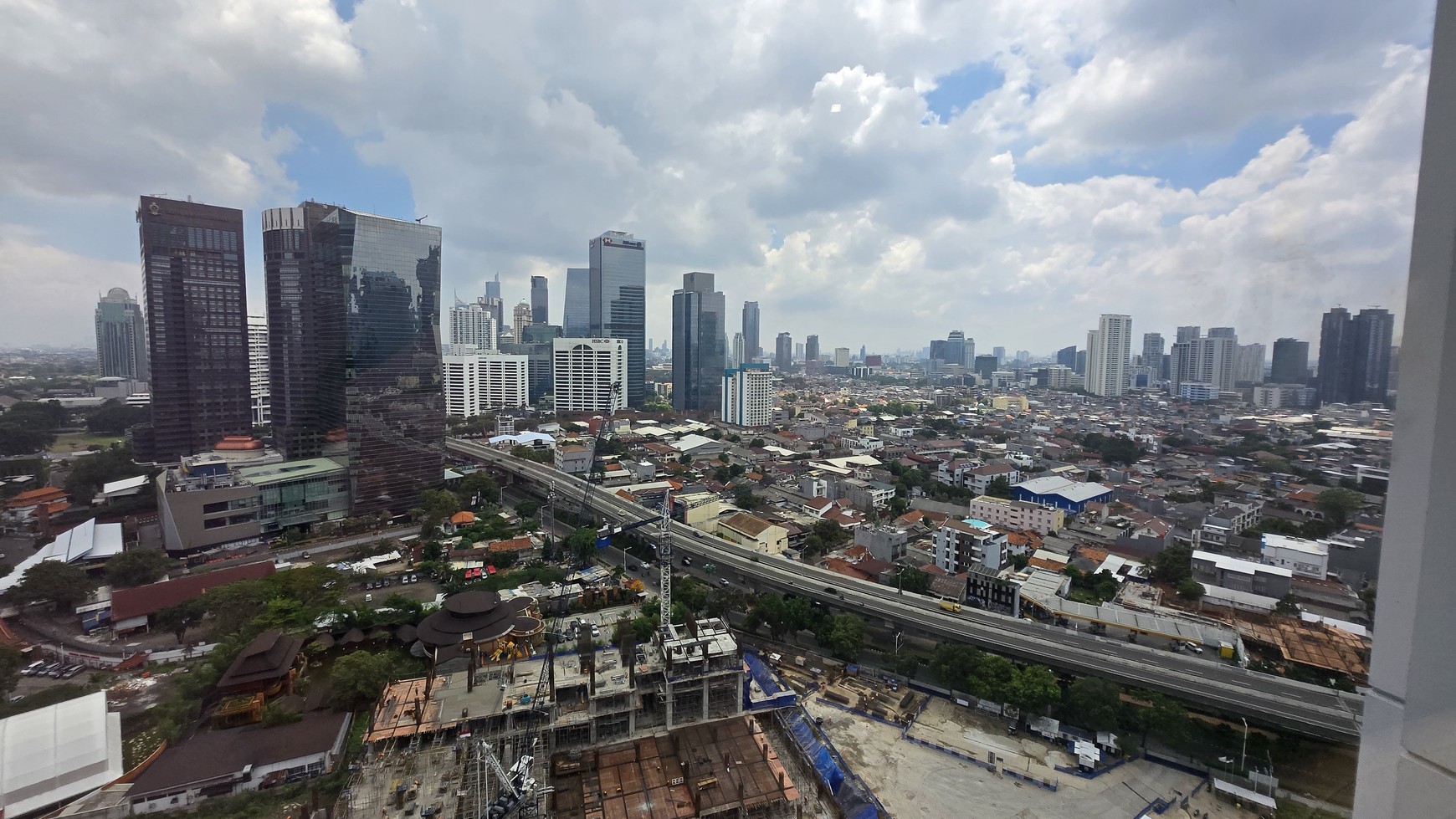 Dijual Apartemen Newton 1 - 2BR Hook Unit, Lantai 25
