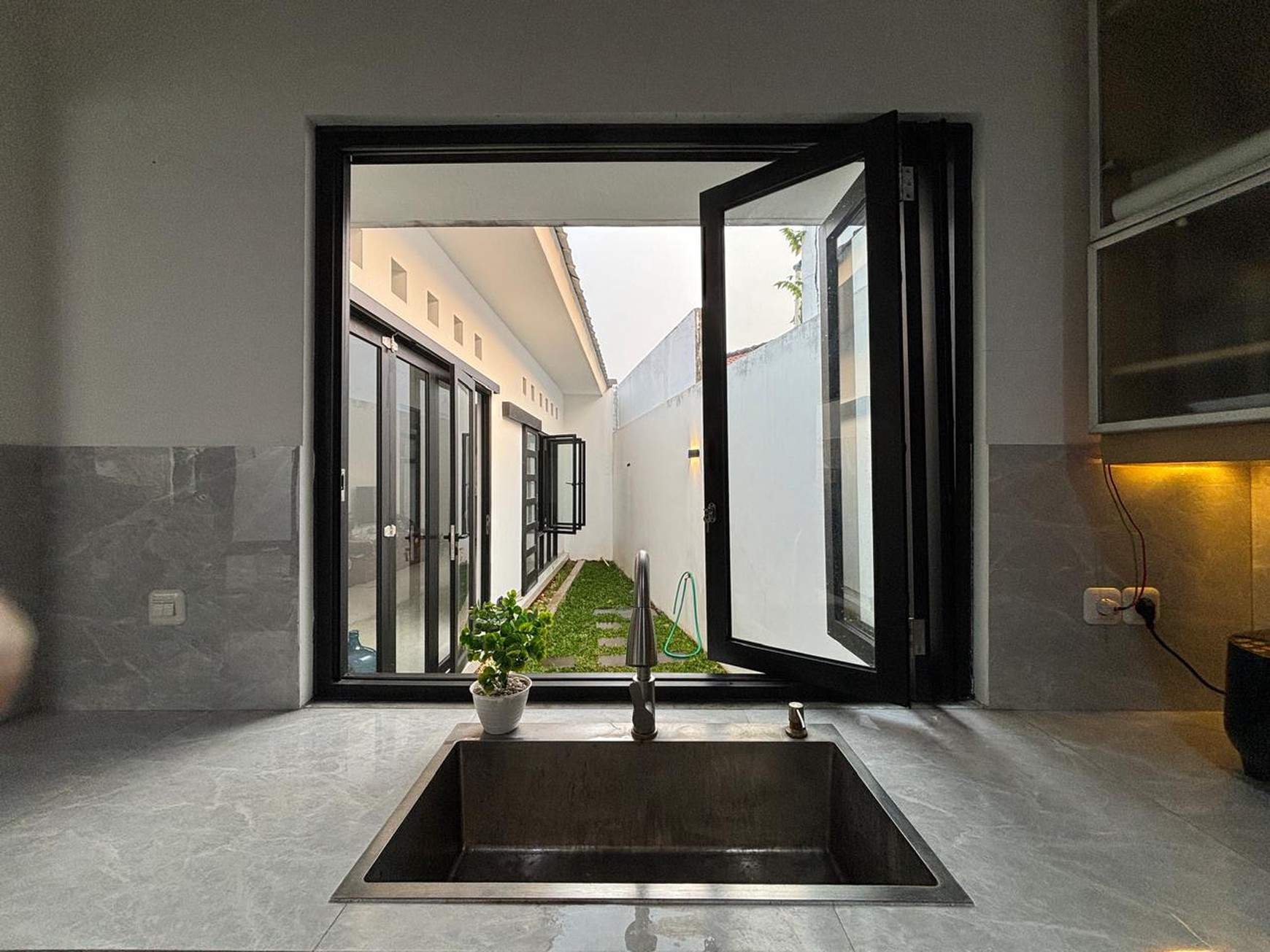 Rumah Cantik di Jakarta Selatan KT 3 KM 2, LT 180 m2 LB 90 Surat SHM