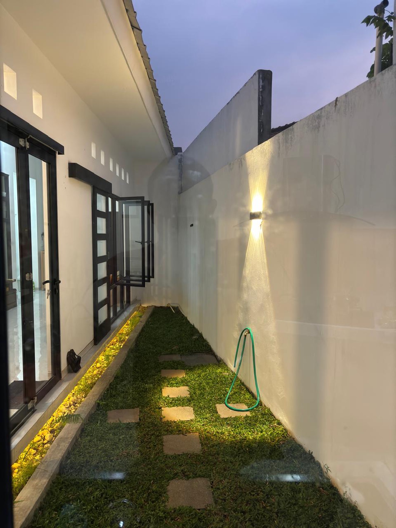 Rumah Cantik di Jakarta Selatan KT 3 KM 2, LT 180 m2 LB 90 Surat SHM