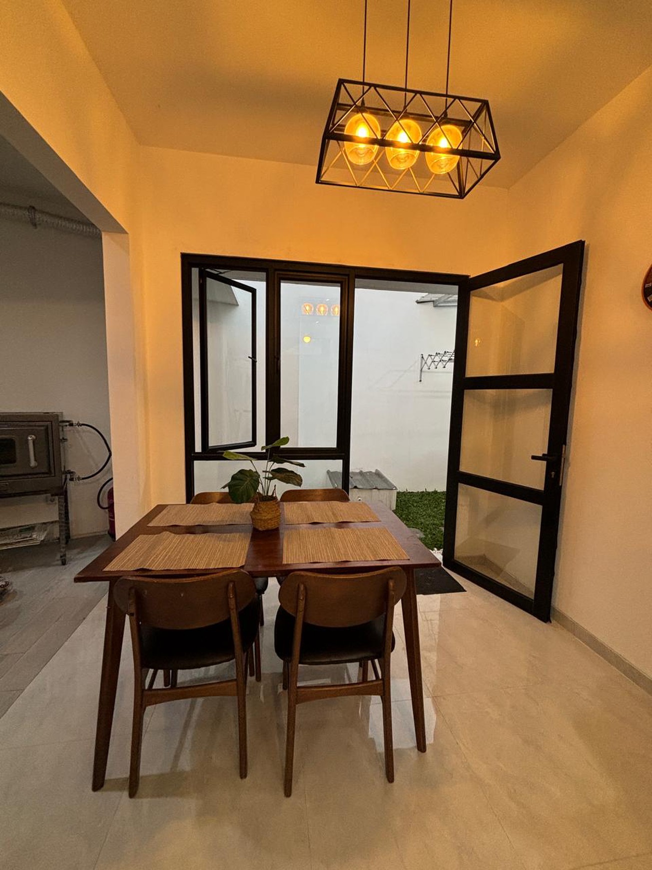 Rumah Cantik di Jakarta Selatan KT 3 KM 2, LT 180 m2 LB 90 Surat SHM