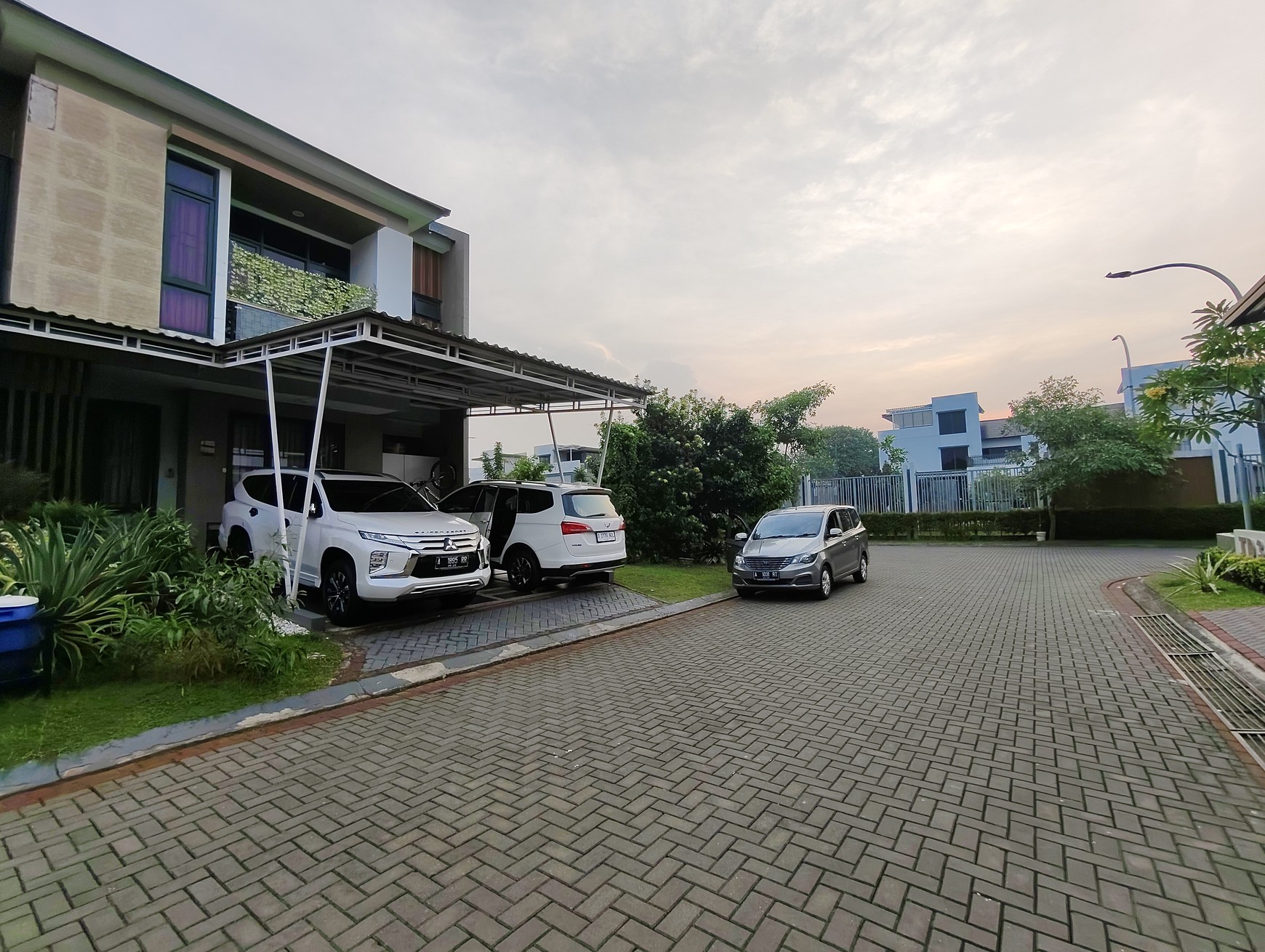 Rumah Mewah Furnished Kota Wisata