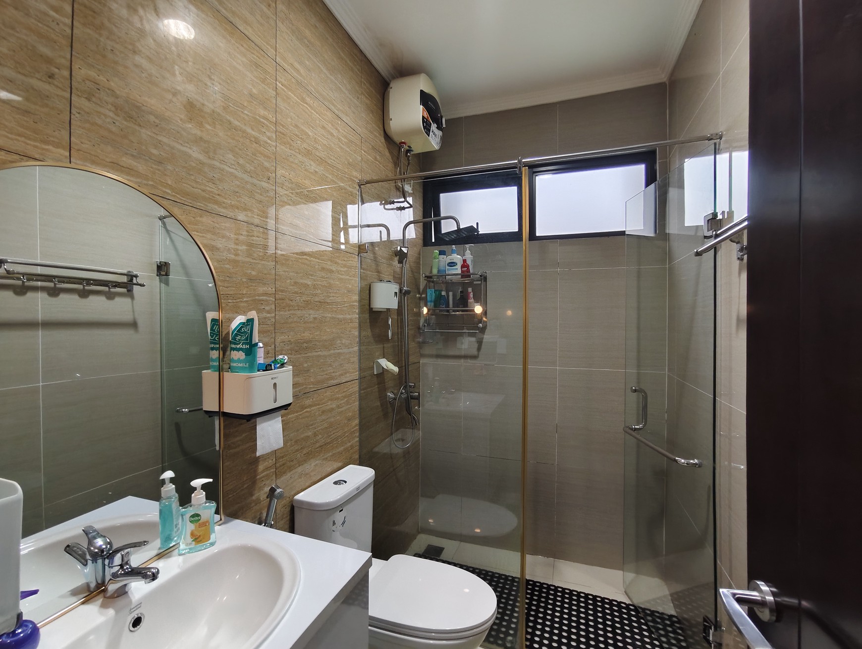 Rumah Mewah Furnished Kota Wisata