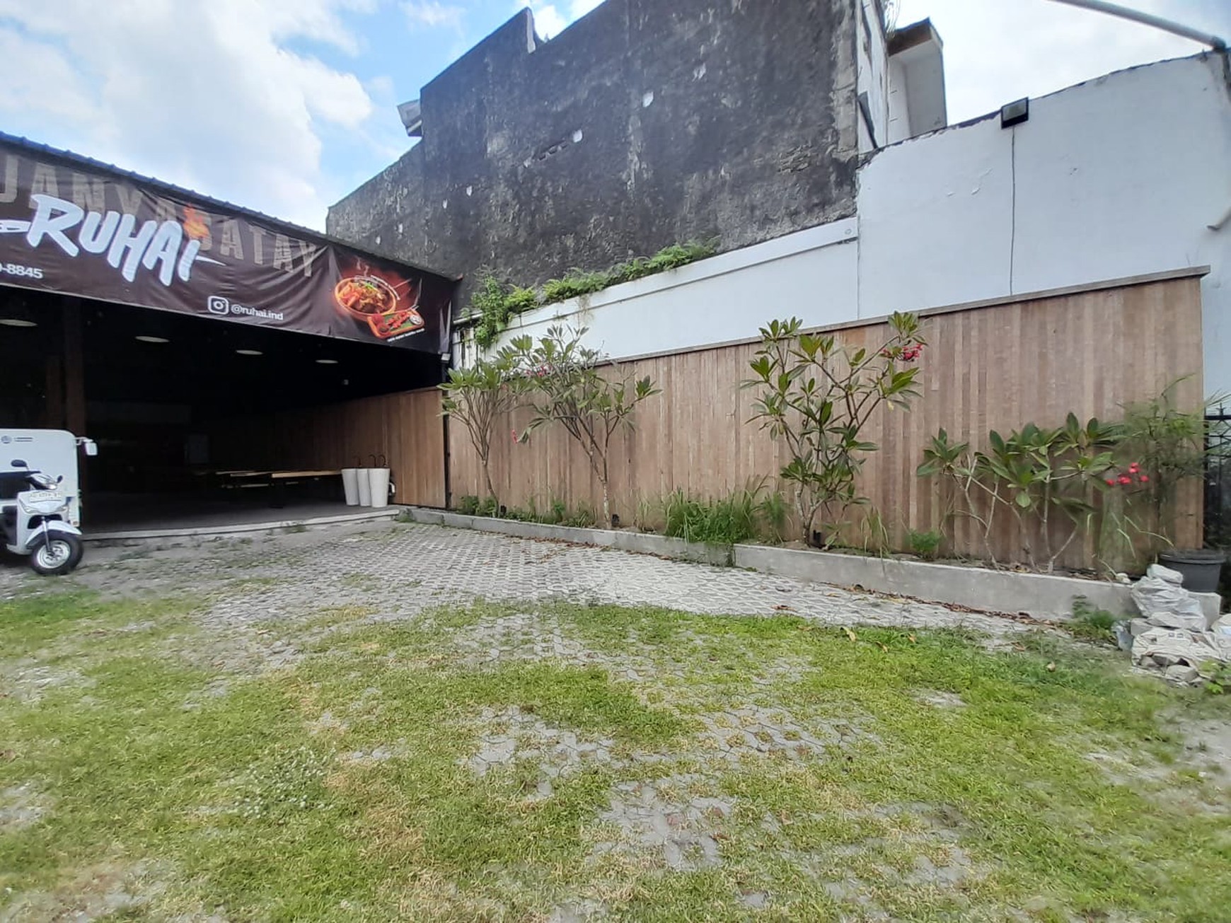 Dijual Ruang Usaha  Lokasi Strategis di Jalan Babarsari Depok Sleman 