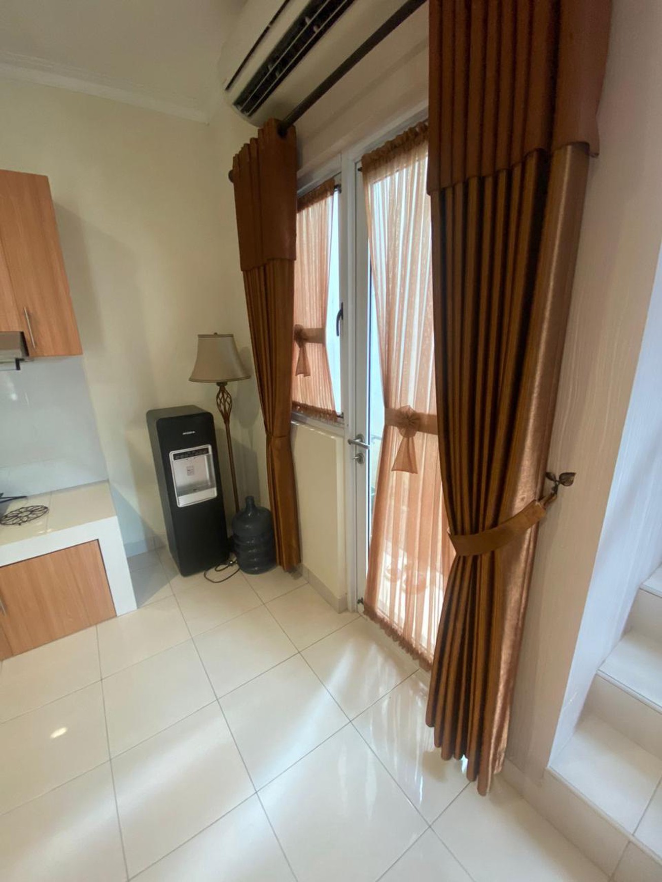 Jual Murah Rumah Semi Furnished 2 Lantai Kota Wisata 