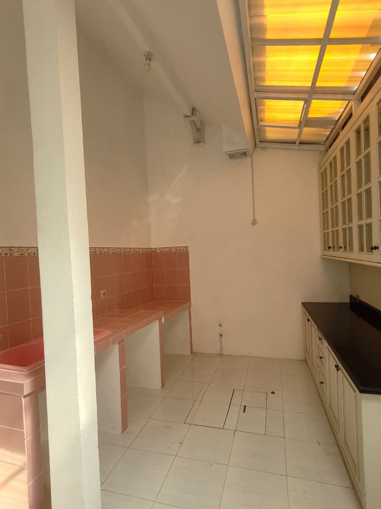 Rumah Tinggal di Dekat Rumah Sakit Queen Latifa, Ring Road Barat