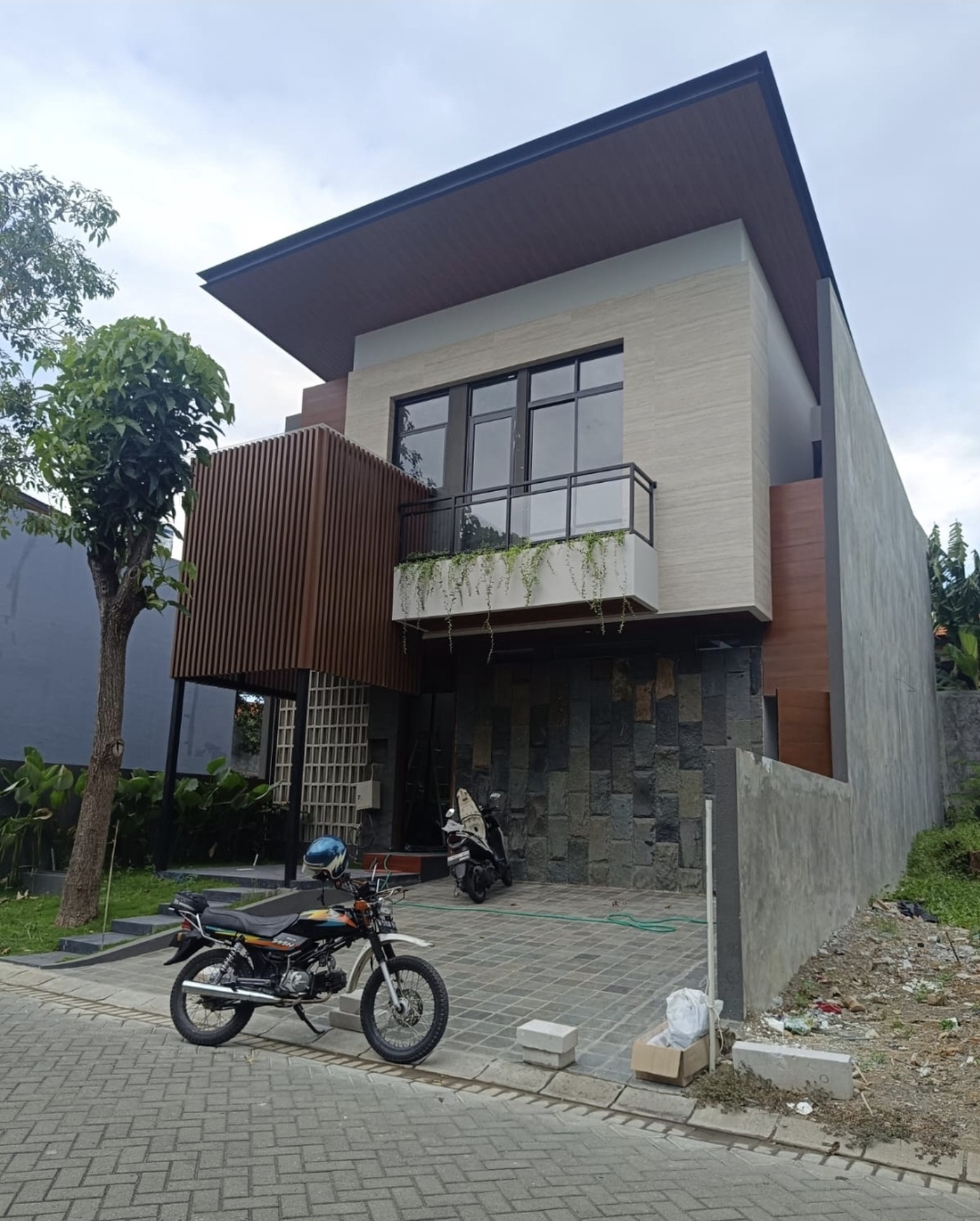 DIJUAL RUMAH BARU MODERN Tropical Balinese, CitraLand Utama, Surabaya Barat