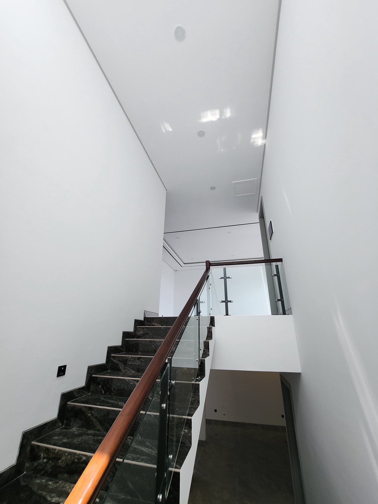 Dijual Rumah Baru Waterfront Citraland Surabaya New Modern Bonus Semi Furnished Dekat Universitas Ciputra, Hokky Buah, Fresh Market