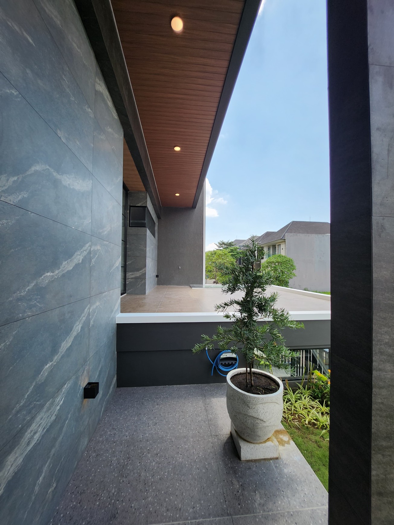 Dijual Rumah Baru Waterfront Citraland Surabaya New Modern Bonus Semi Furnished Dekat Universitas Ciputra, Hokky Buah, Fresh Market