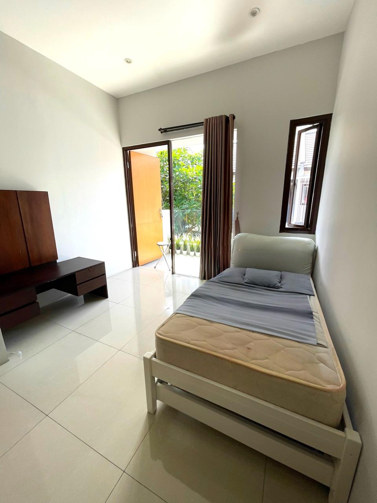 Rumah Cantik di Ciputat Timur dengan 3+1 Kamar Tidur dan 3+1 Kamar Mandi + Terdapat Kitchen Set di dalamnya.