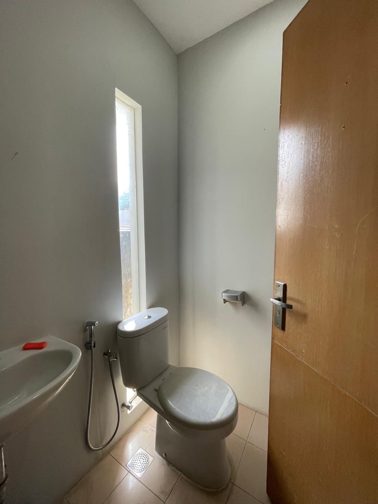 Rumah Cantik di Ciputat Timur dengan 3+1 Kamar Tidur dan 3+1 Kamar Mandi + Terdapat Kitchen Set di dalamnya.