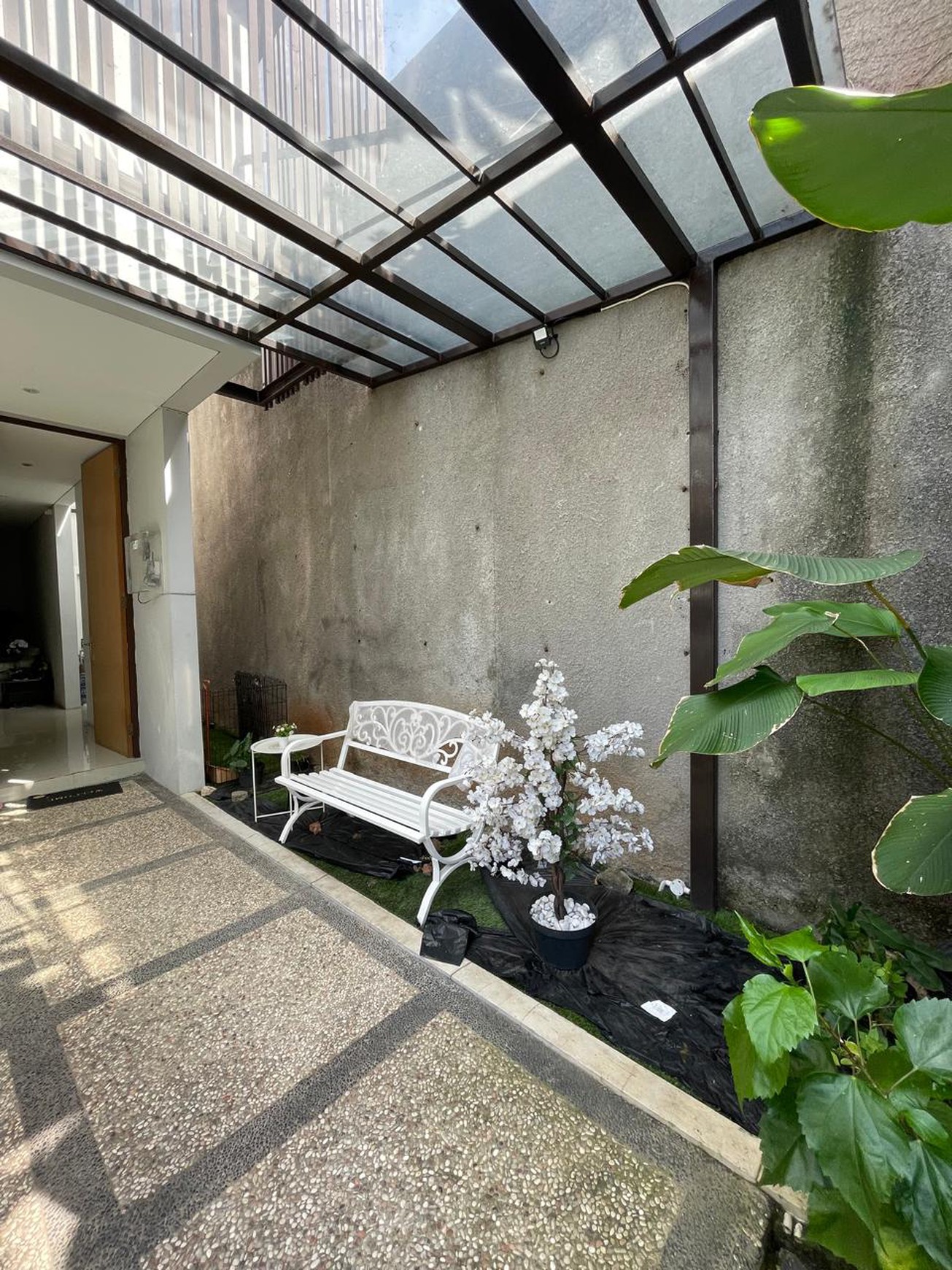 Rumah Cantik di Ciputat Timur dengan 3+1 Kamar Tidur dan 3+1 Kamar Mandi + Terdapat Kitchen Set di dalamnya.