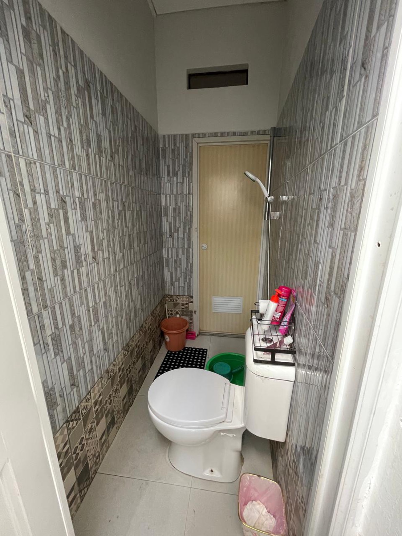 Rumah Cantik di Ciputat Timur dengan 3+1 Kamar Tidur dan 3+1 Kamar Mandi + Terdapat Kitchen Set di dalamnya.