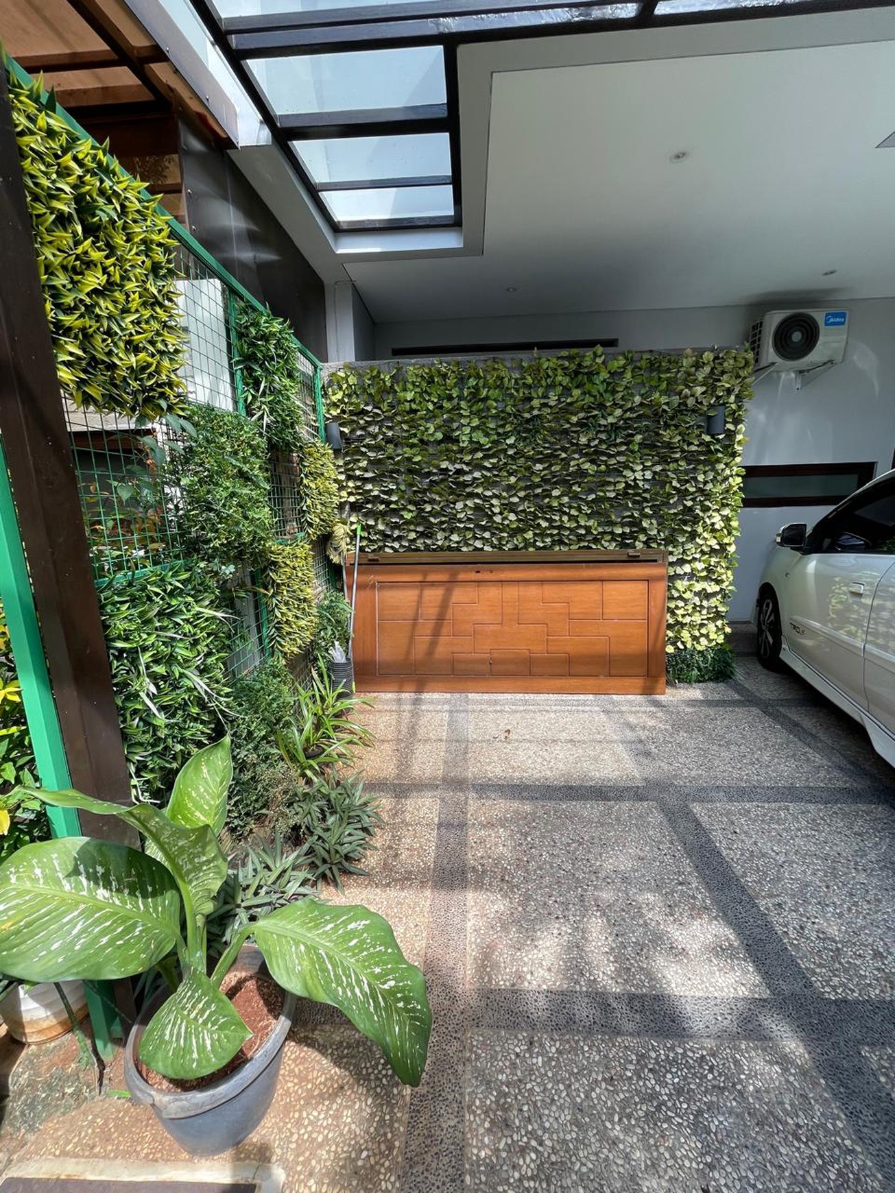 Rumah Cantik di Ciputat Timur dengan 3+1 Kamar Tidur dan 3+1 Kamar Mandi + Terdapat Kitchen Set di dalamnya.