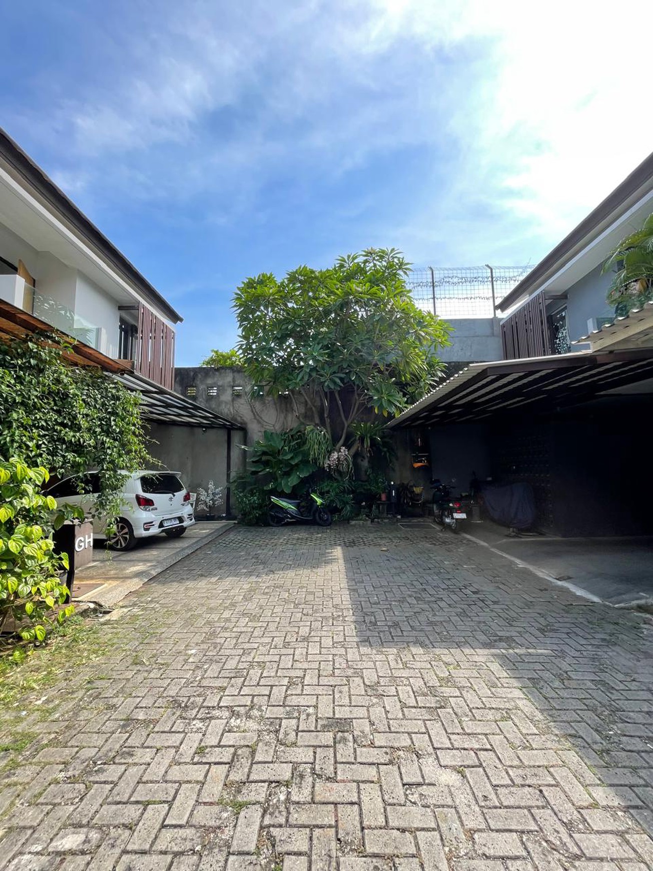 Rumah Cantik di Ciputat Timur dengan 3+1 Kamar Tidur dan 3+1 Kamar Mandi + Terdapat Kitchen Set di dalamnya.