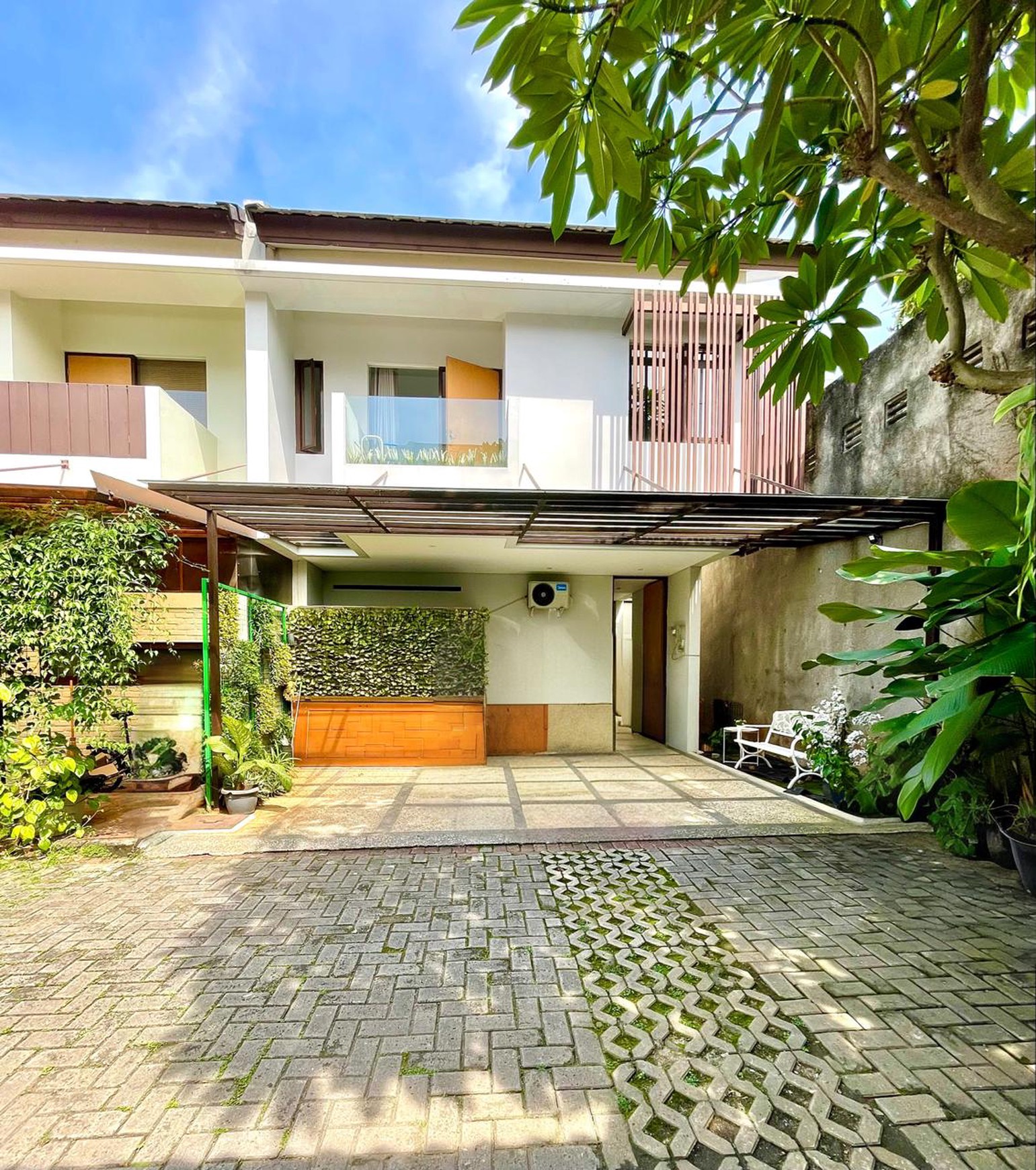 Rumah Cantik di Ciputat Timur dengan 3+1 Kamar Tidur dan 3+1 Kamar Mandi + Terdapat Kitchen Set di dalamnya.