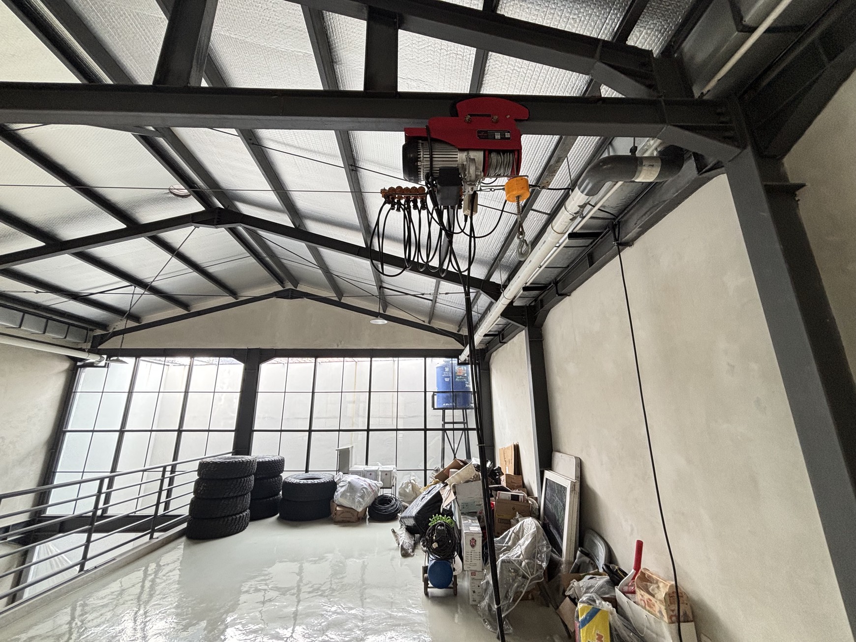 Gudang Luas 220m2 di Jl. Raya Cendana Limus Pratama Cileungsi