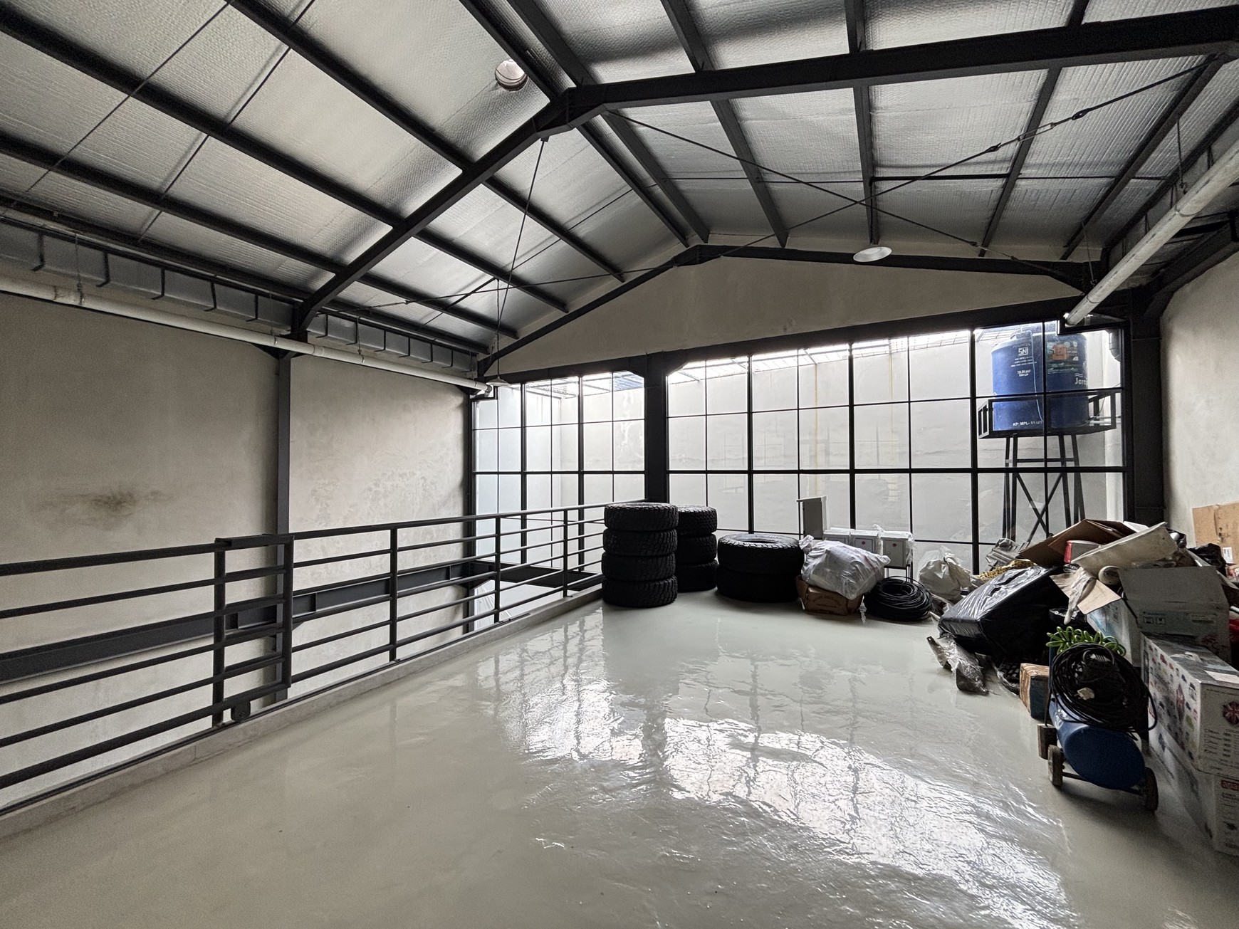 Gudang Luas 220m2 di Jl. Raya Cendana Limus Pratama Cileungsi