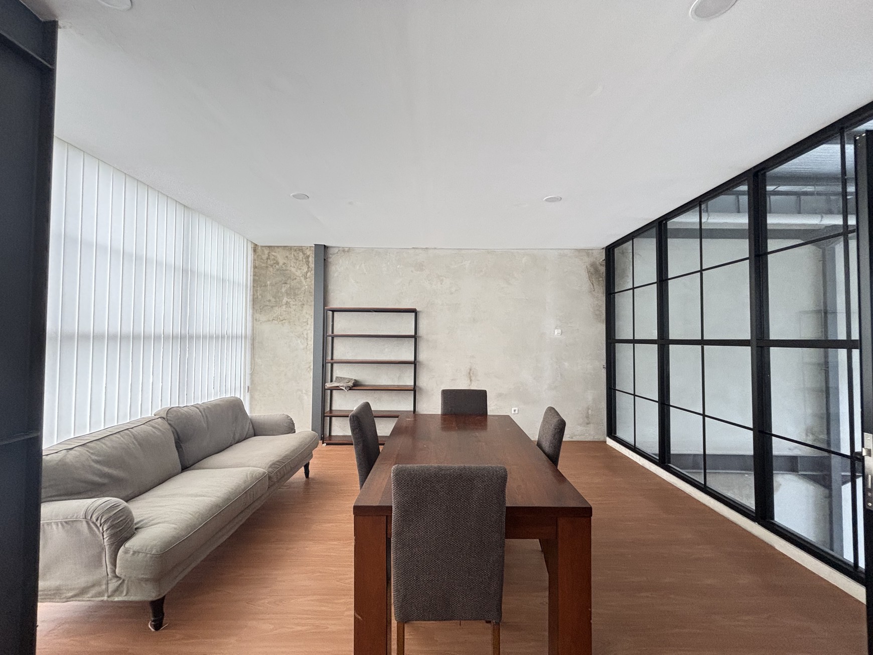 Gudang Luas 220m2 di Jl. Raya Cendana Limus Pratama Cileungsi