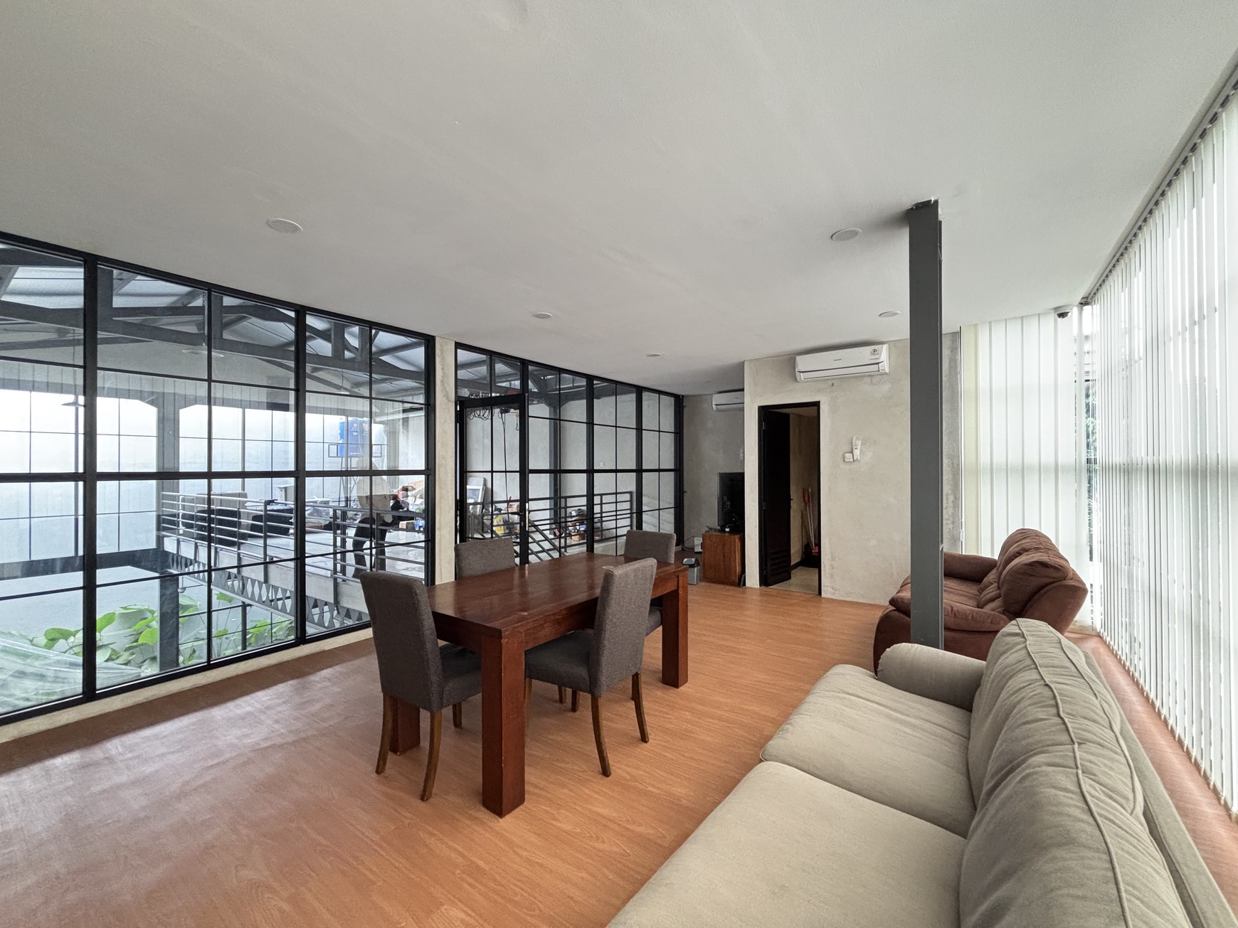 Gudang Luas 220m2 di Jl. Raya Cendana Limus Pratama Cileungsi