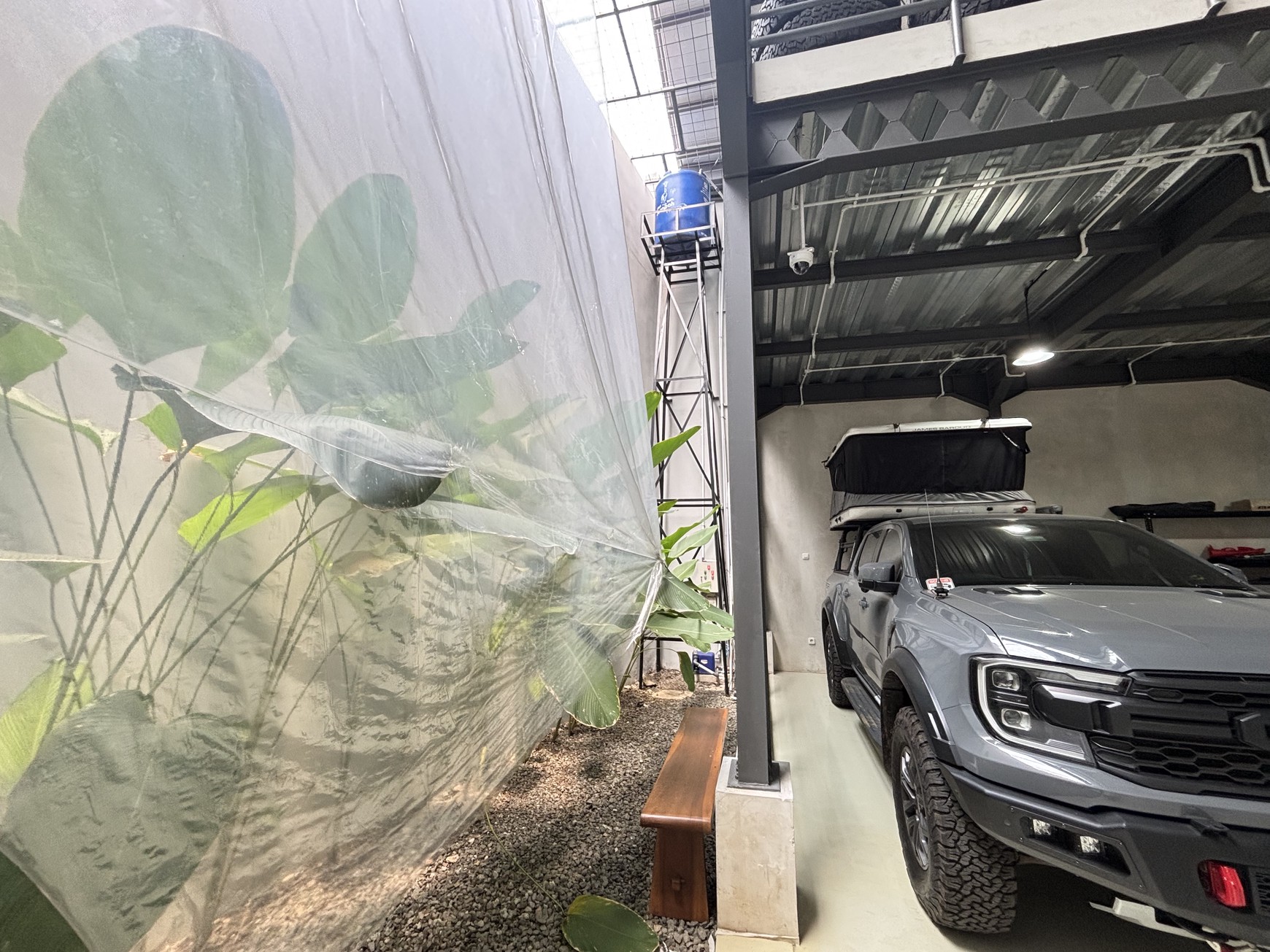 Gudang Luas 220m2 di Jl. Raya Cendana Limus Pratama Cileungsi