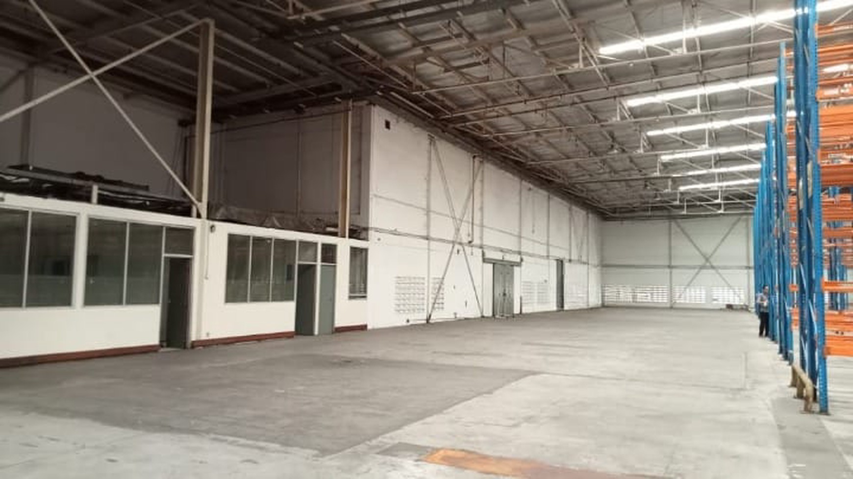 DISEWA Gudang Siap Pakai Fasilitas Loading Dock di Margomulyo Surabaya