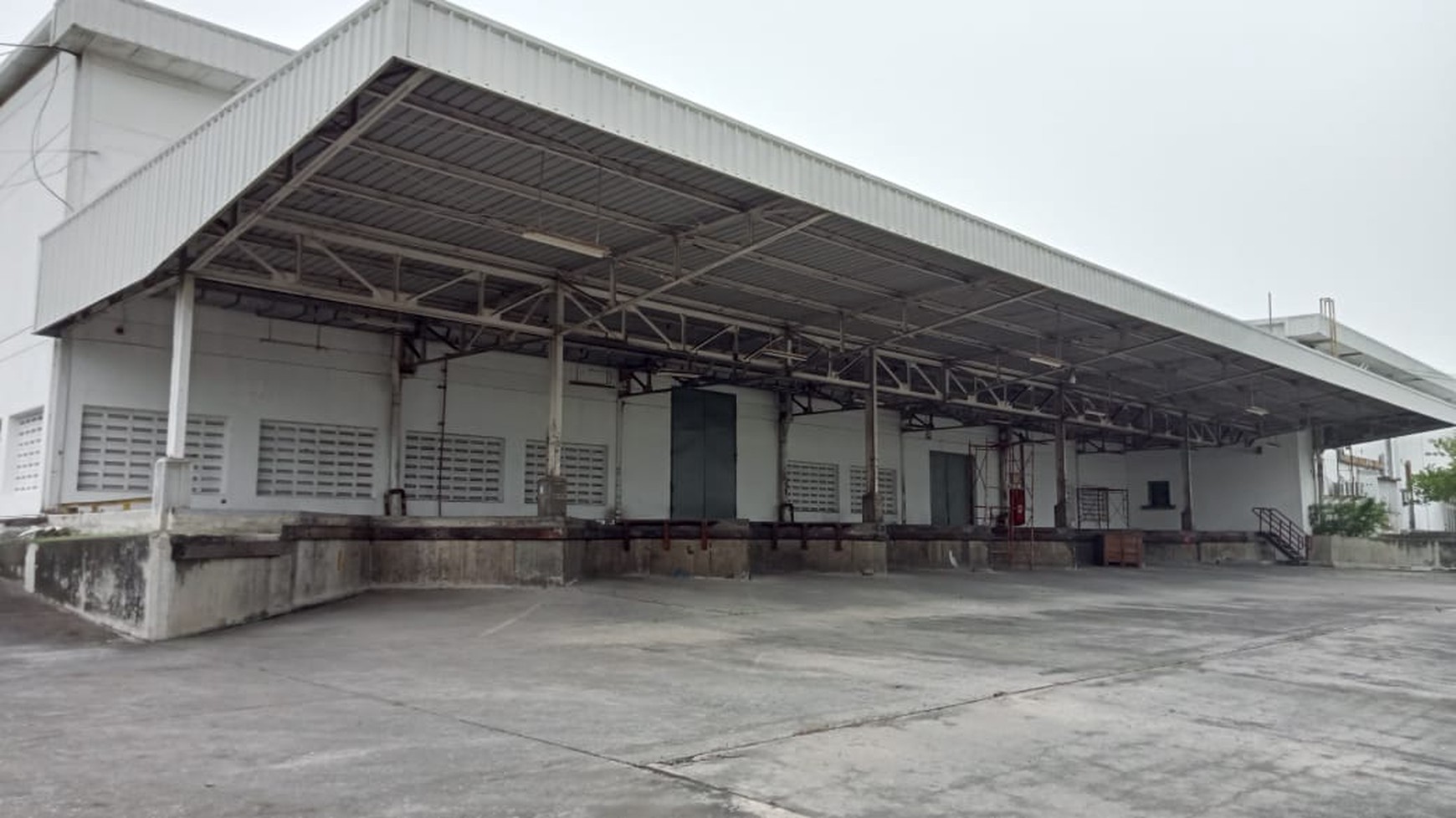 DISEWA Gudang Siap Pakai Fasilitas Loading Dock di Margomulyo Surabaya