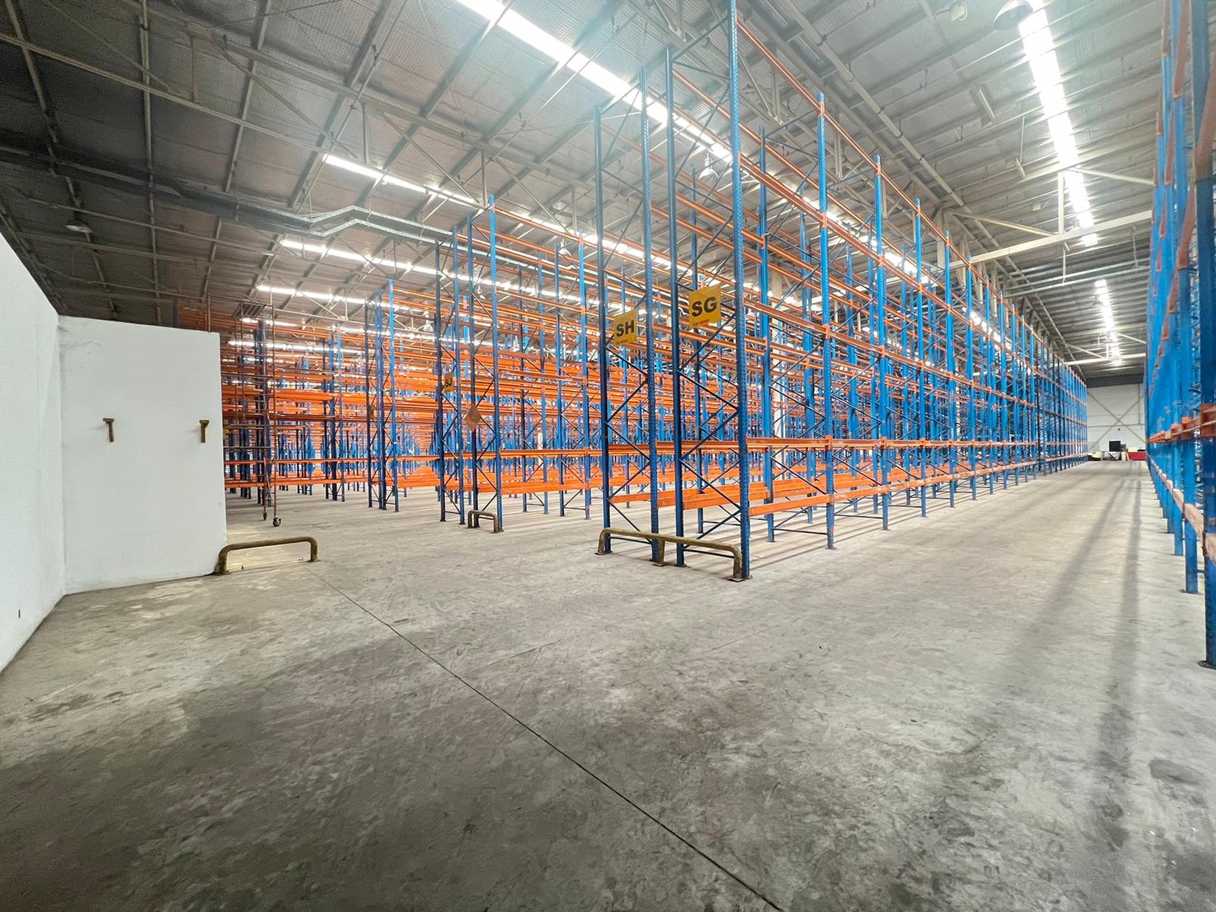 DISEWA Gudang Siap Pakai Fasilitas Loading Dock di Margomulyo Surabaya