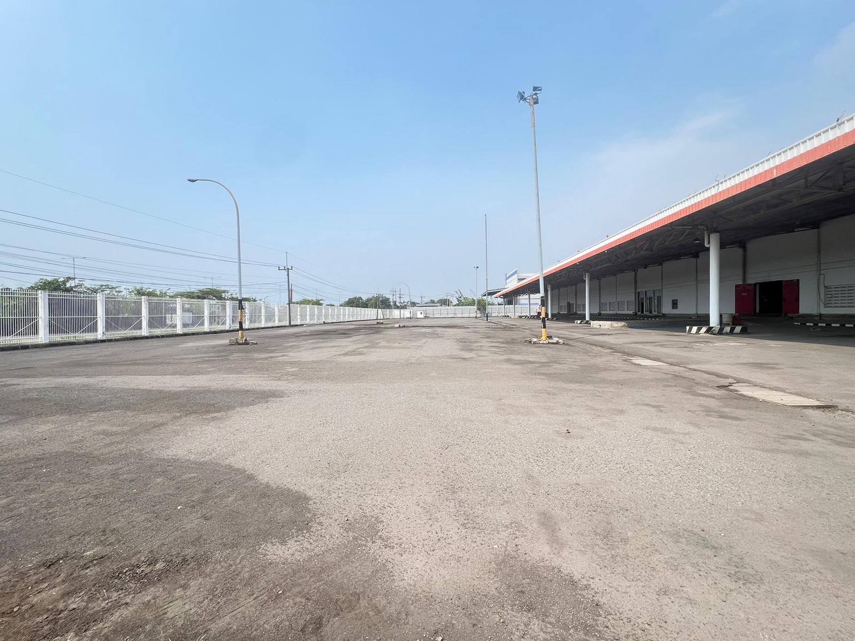DISEWA Gudang Siap Pakai Fasilitas Loading Dock di Margomulyo Surabaya