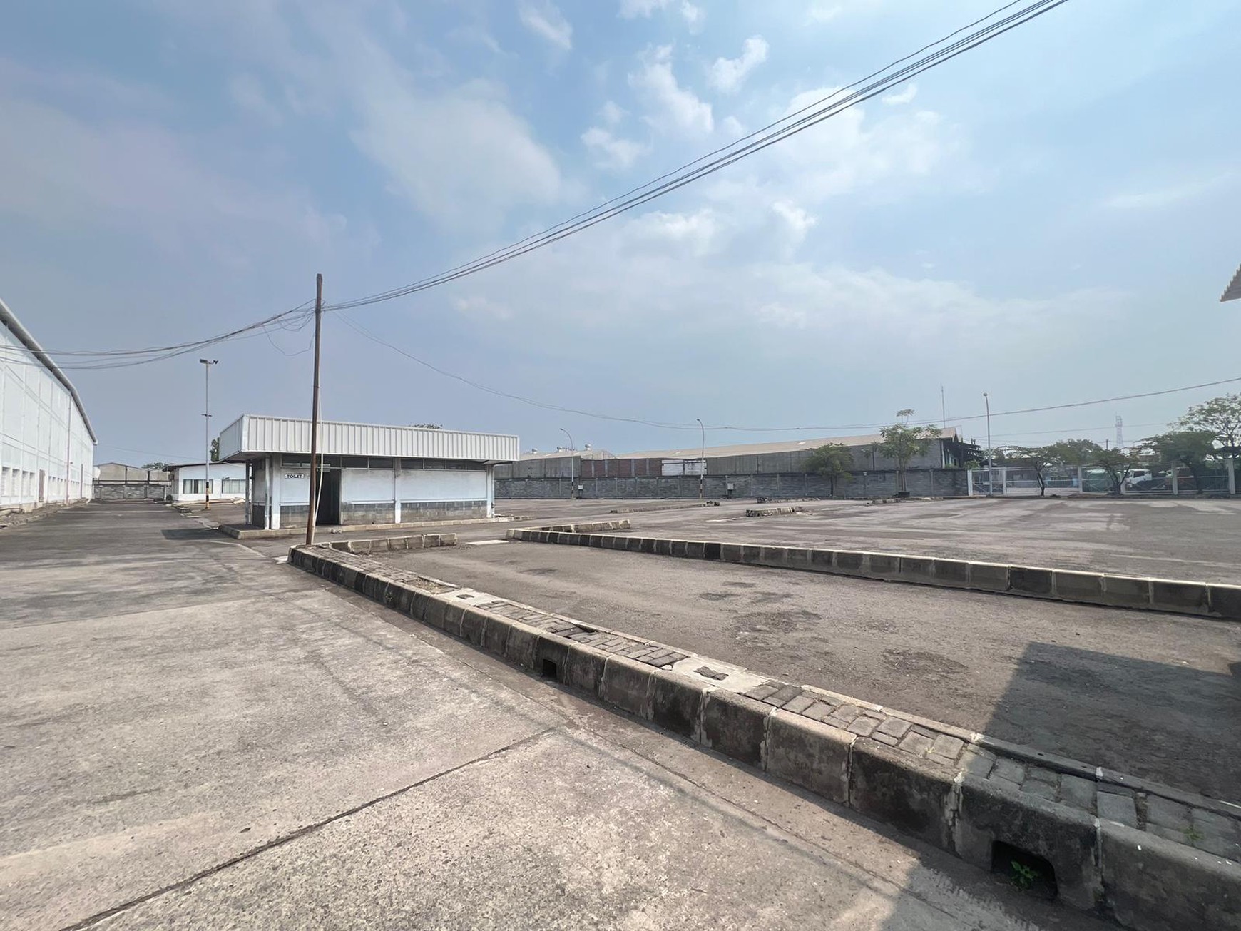 DISEWA Gudang Siap Pakai Fasilitas Loading Dock di Margomulyo Surabaya