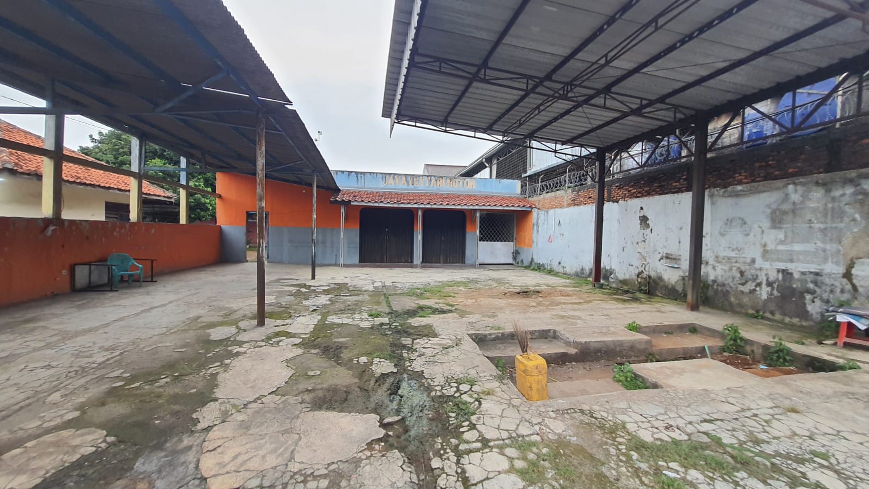 Disewa Kavling Lokasi Strategis dengan Luas Tanah 429 m2 ada bangunan 50 m2 Surat SHM