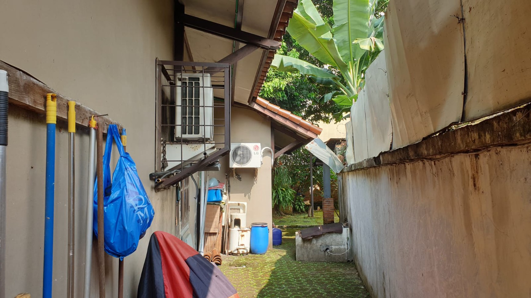Jual Rumah taman yg luas Dekat Pintu Toll Pasar Minggu Jakarta Selatan