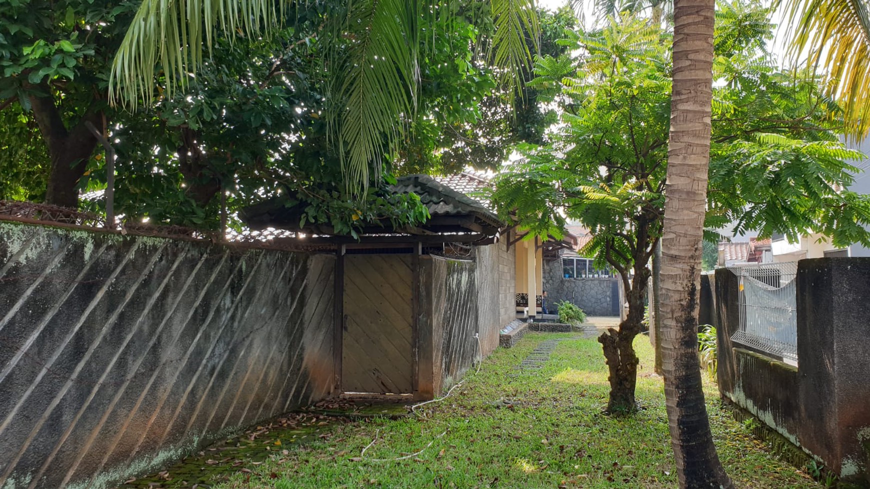 Jual Rumah taman yg luas Dekat Pintu Toll Pasar Minggu Jakarta Selatan