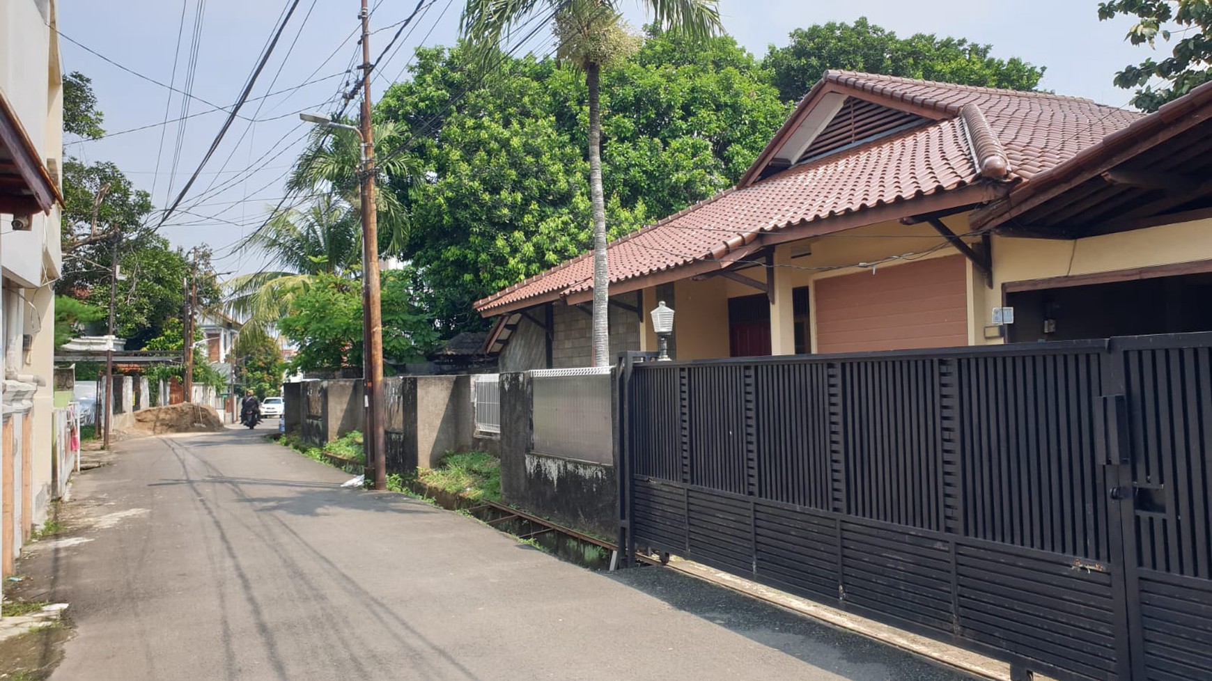 Jual Rumah taman yg luas Dekat Pintu Toll Pasar Minggu Jakarta Selatan