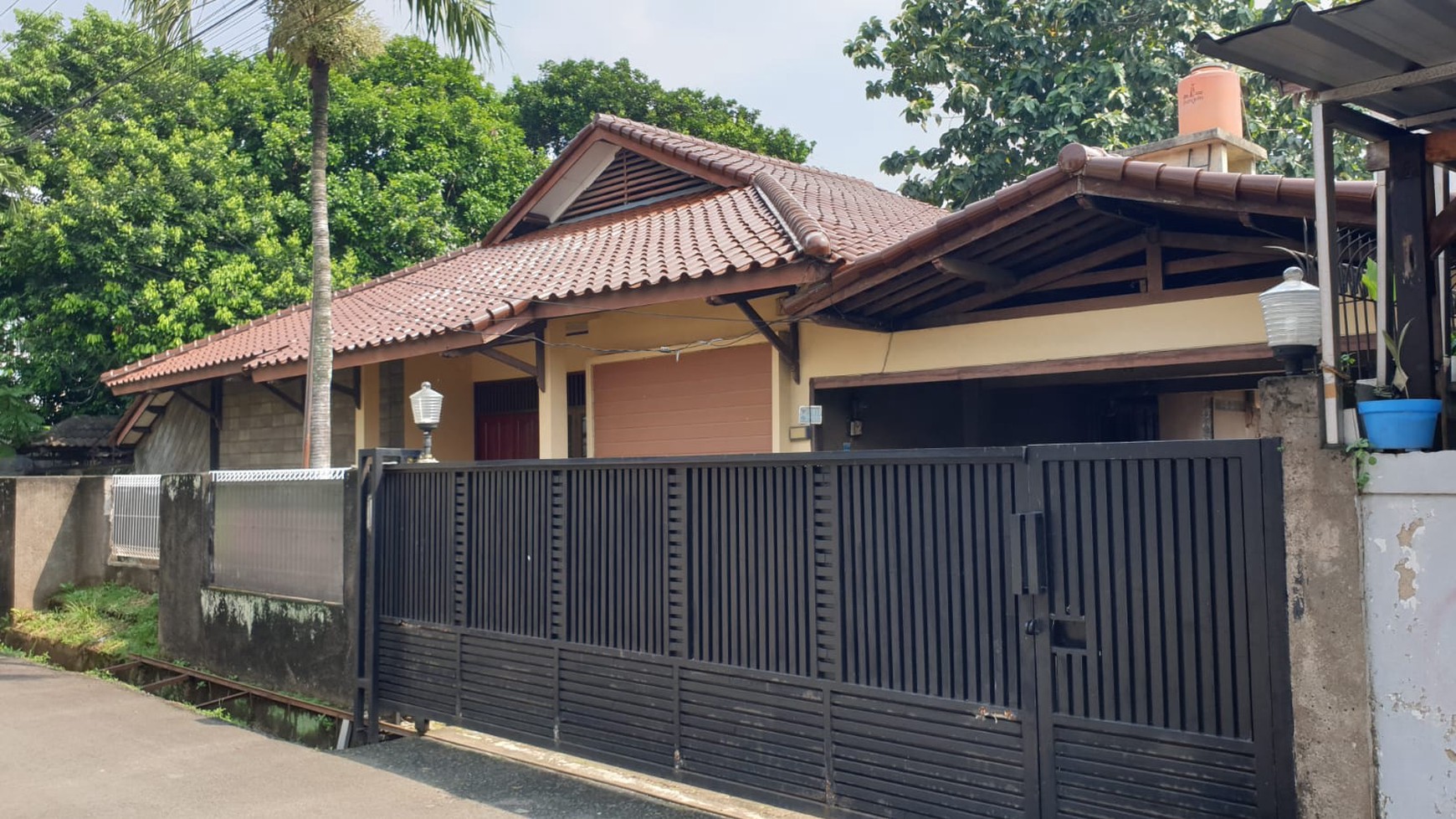 Jual Rumah taman yg luas Dekat Pintu Toll Pasar Minggu Jakarta Selatan