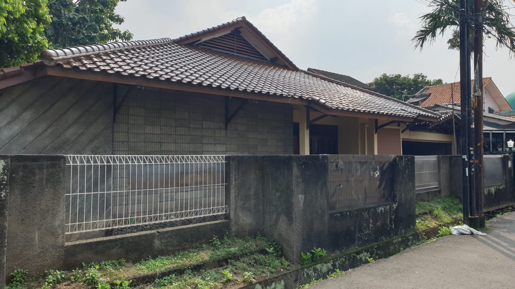 Jual Rumah taman yg luas Dekat Pintu Toll Pasar Minggu Jakarta Selatan