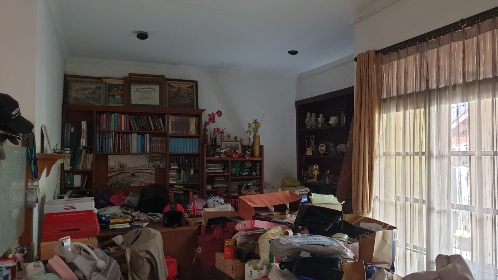 Jual Rumah taman yg luas Dekat Pintu Toll Pasar Minggu Jakarta Selatan